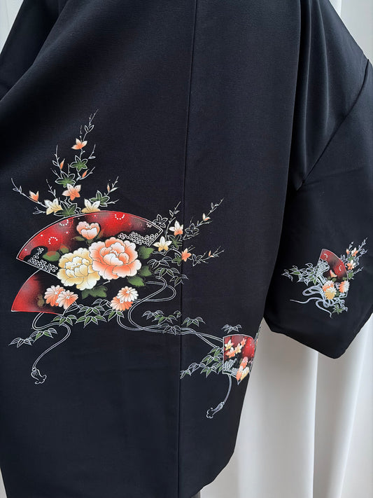 Винтидж черно хаори с ръчно рисувани мотиви на ветрило и божур