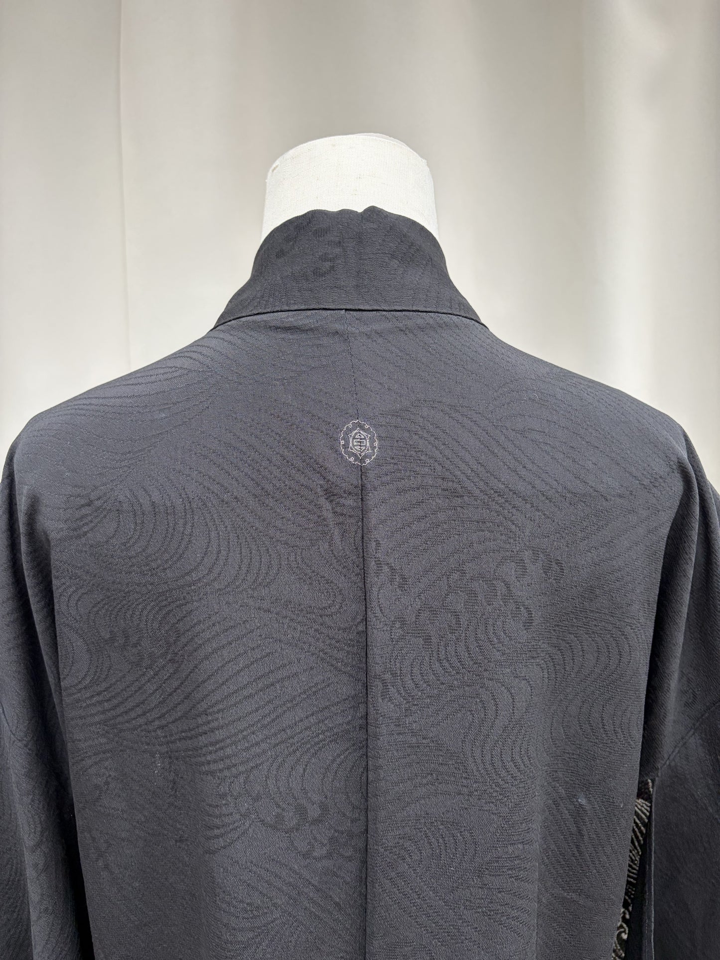 Back of the black summer haori showing the single family crest