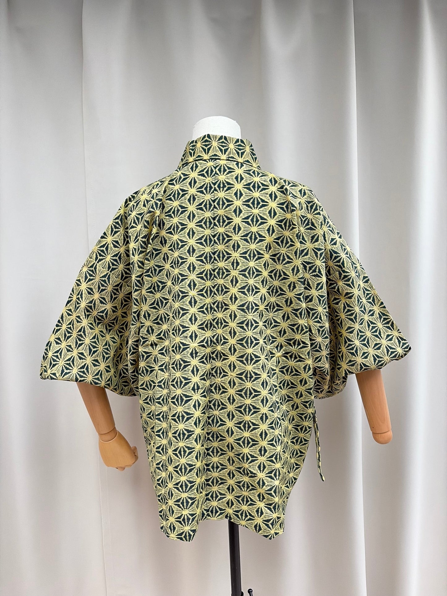 Back view of the cream-gold and navy asanoha hug-me haori with balloon sleeves