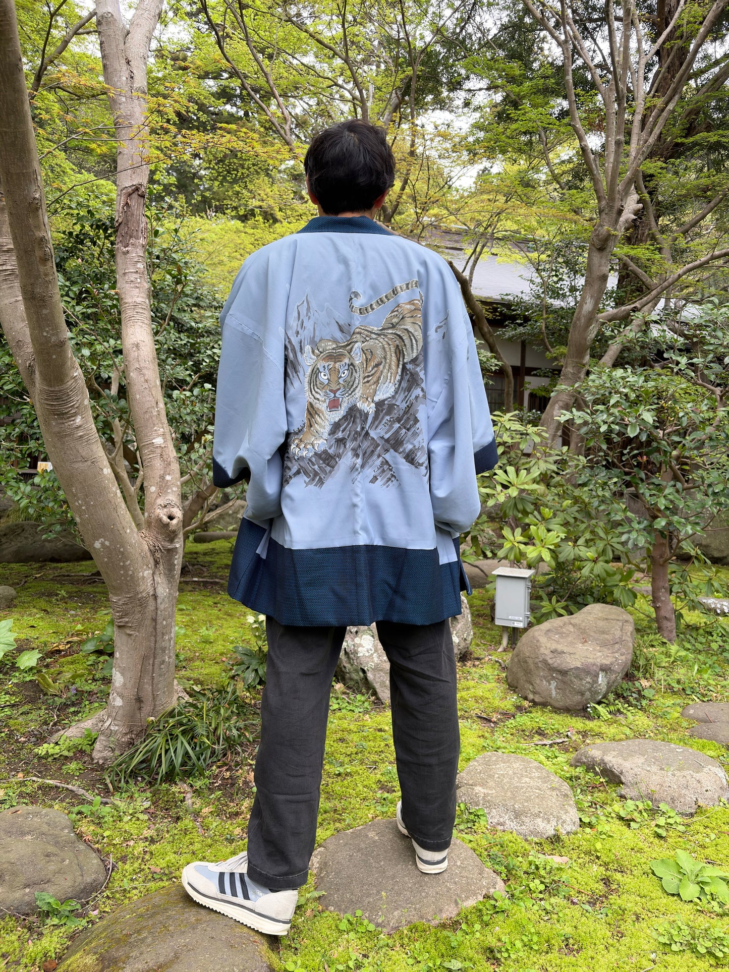Man wearing the navy men's haori reversed to show the tiger lining