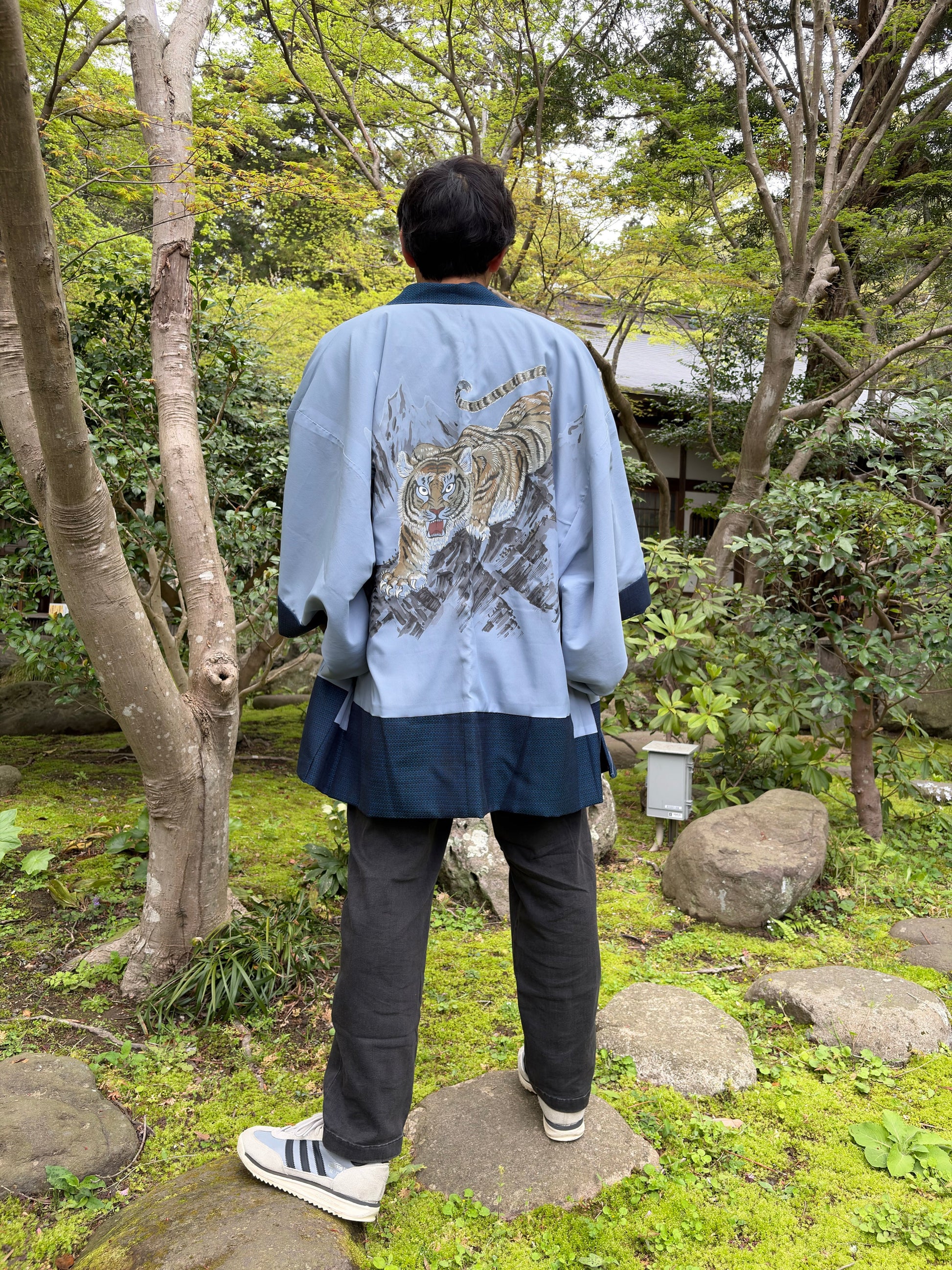 Man wearing the navy men's haori reversed to show the tiger lining