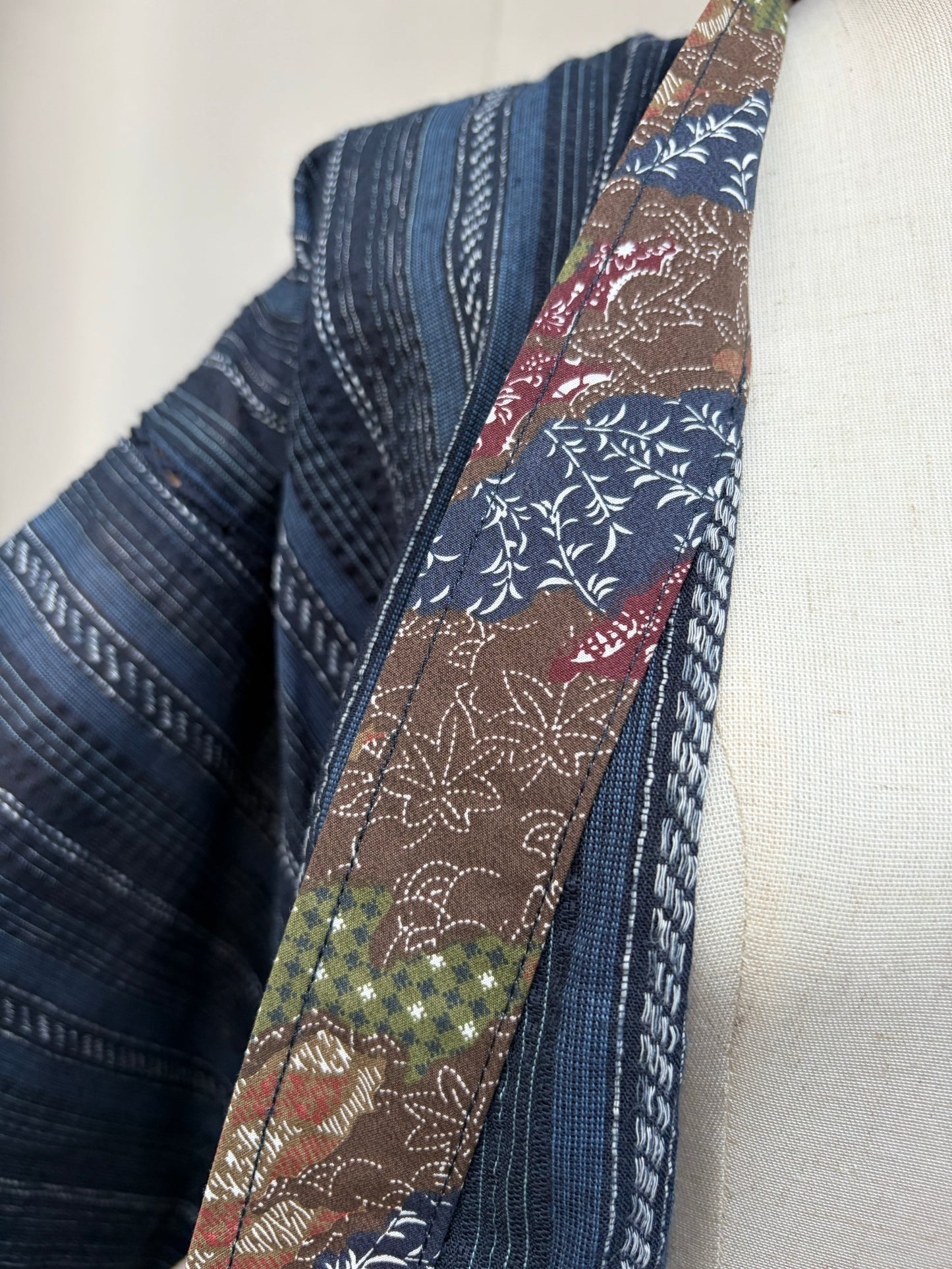 Floral-print trim inside the collar of the jinbei top