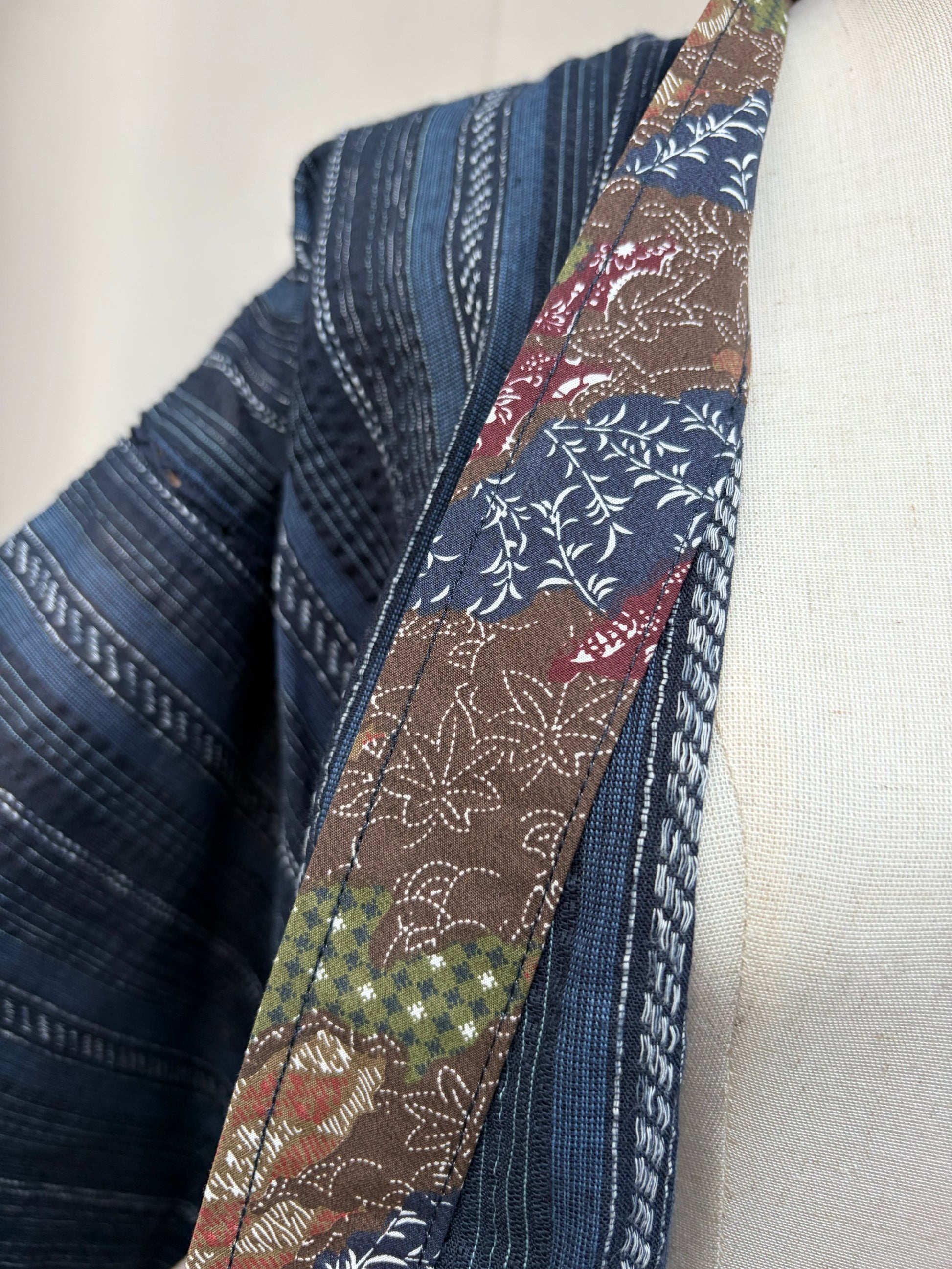 Floral-print trim inside the collar of the jinbei top