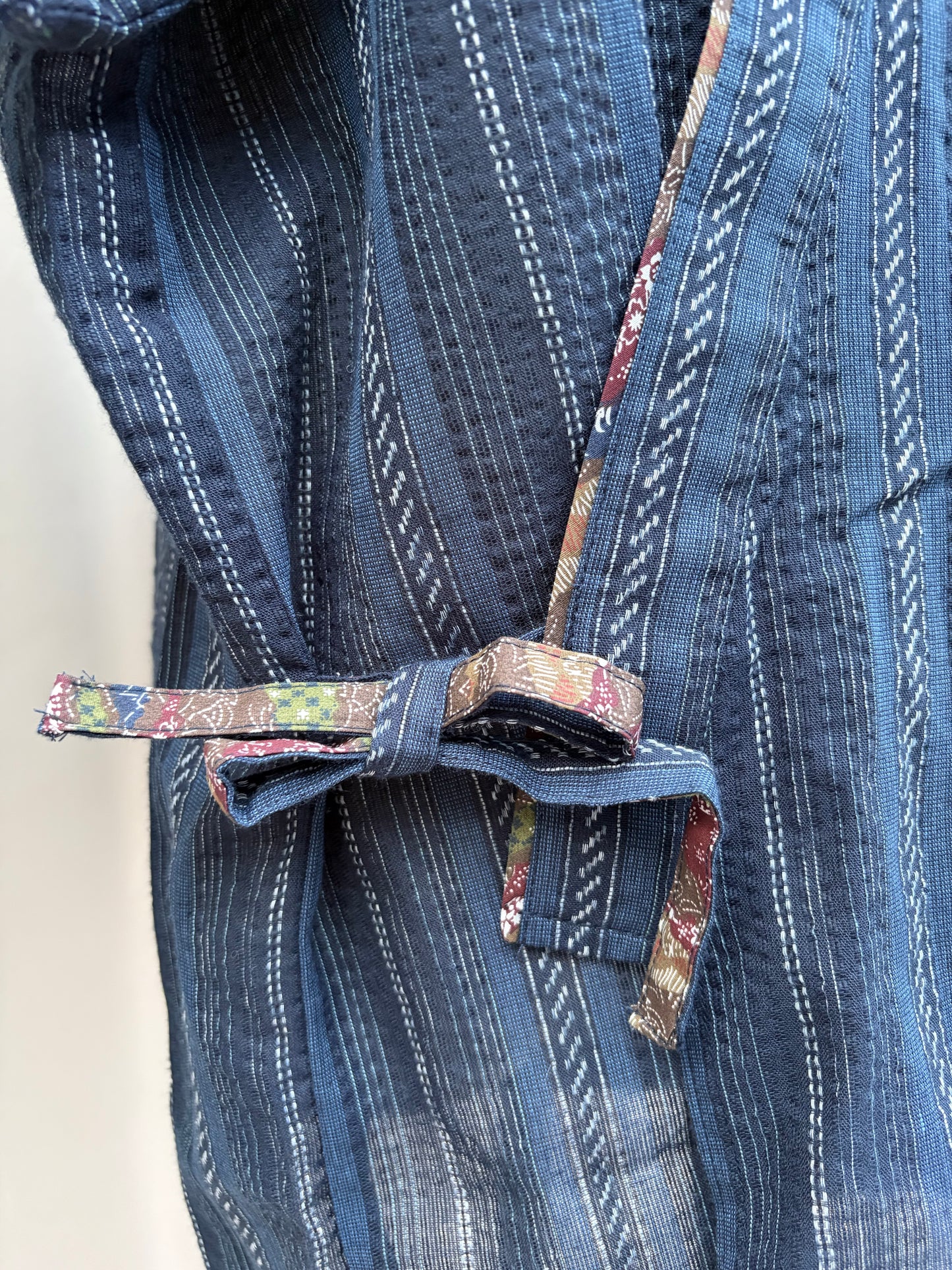 Inner tie of the jinbei top with floral-print fabric