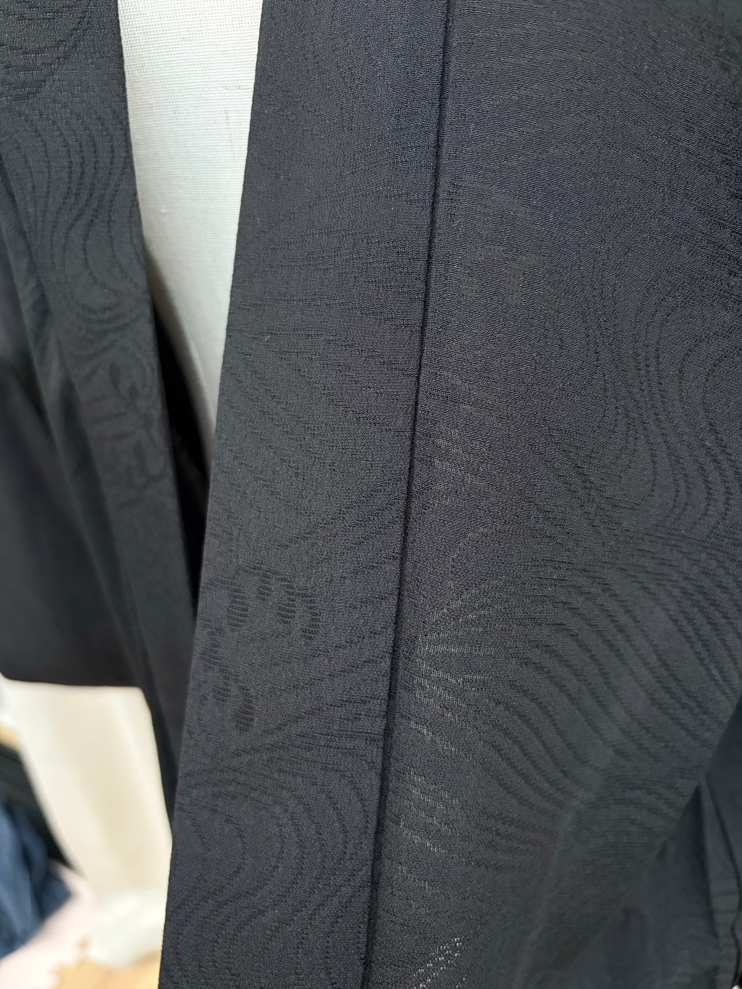 Collar band detail of the black summer haori