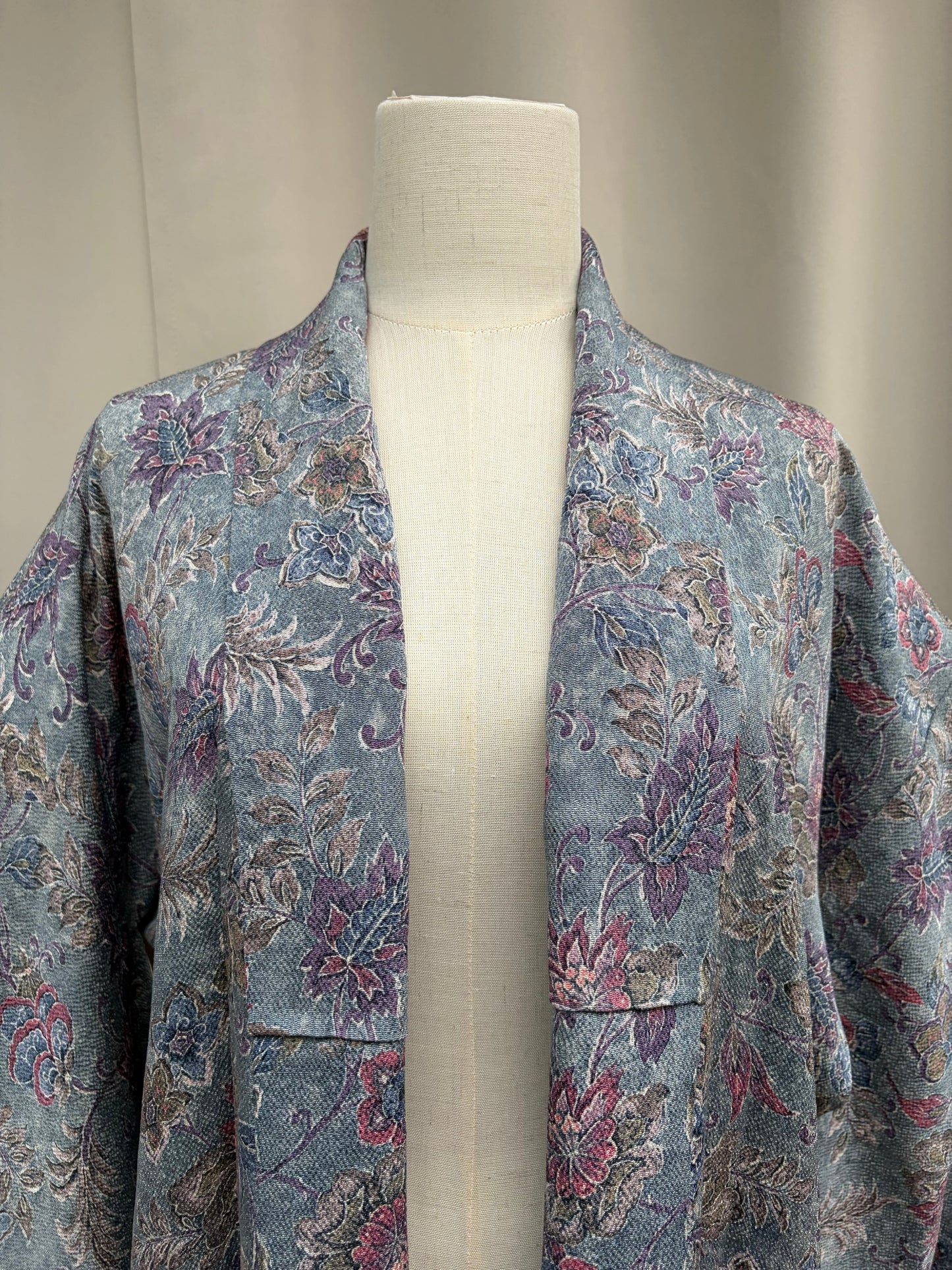 Collar and shoulder seam detail of the blue floral kimono