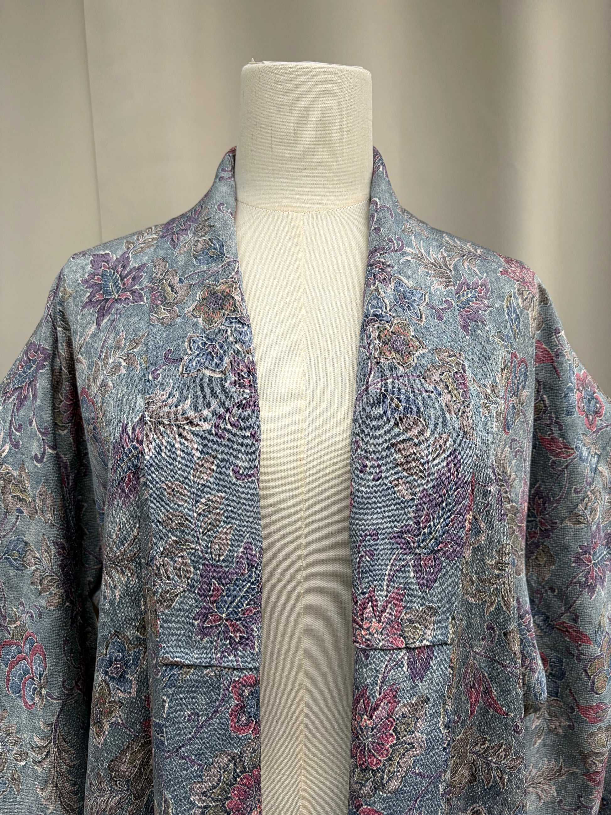 Collar and shoulder seam detail of the blue floral kimono