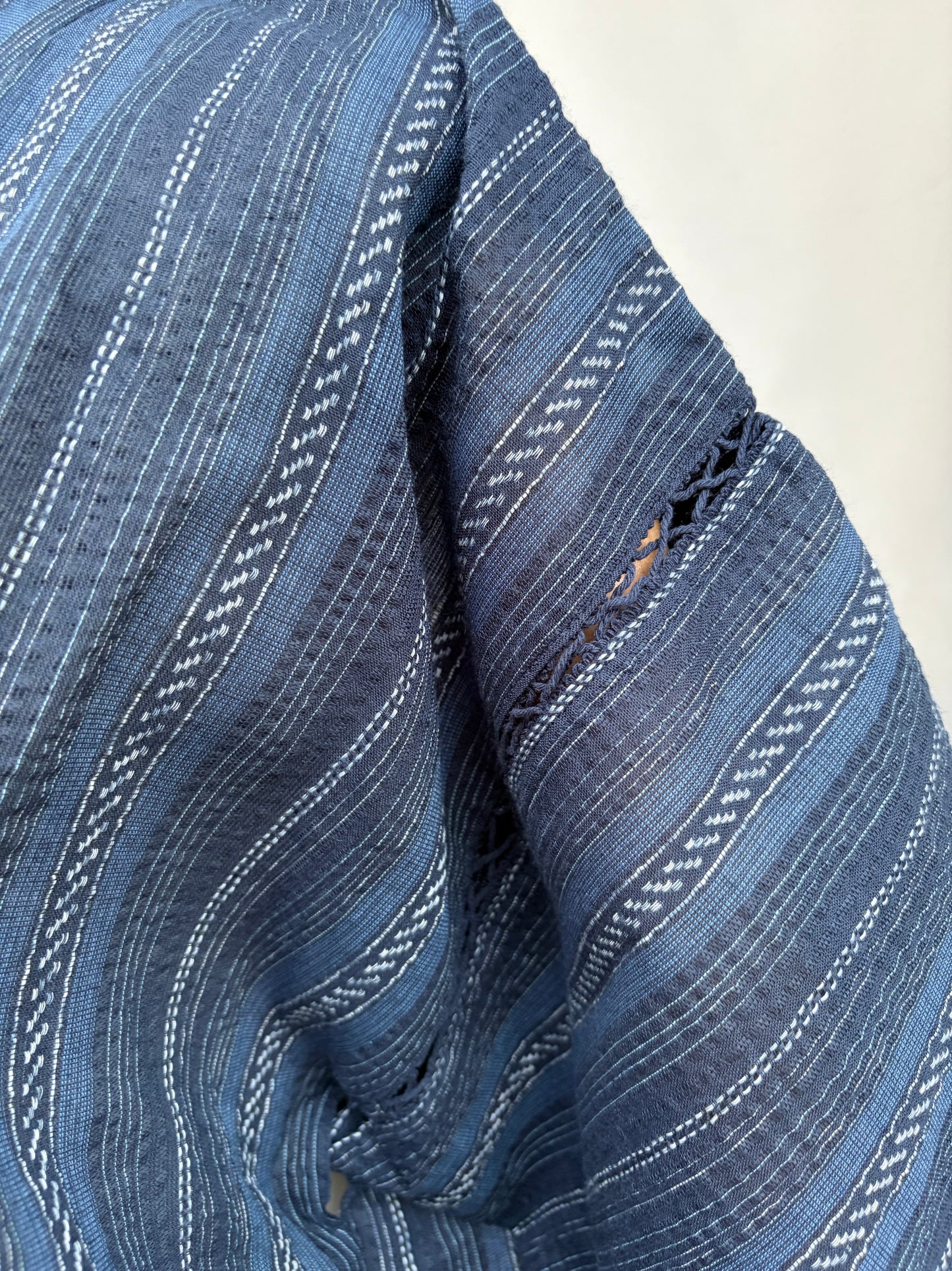 Side vent and woven stripe of the jinbei top