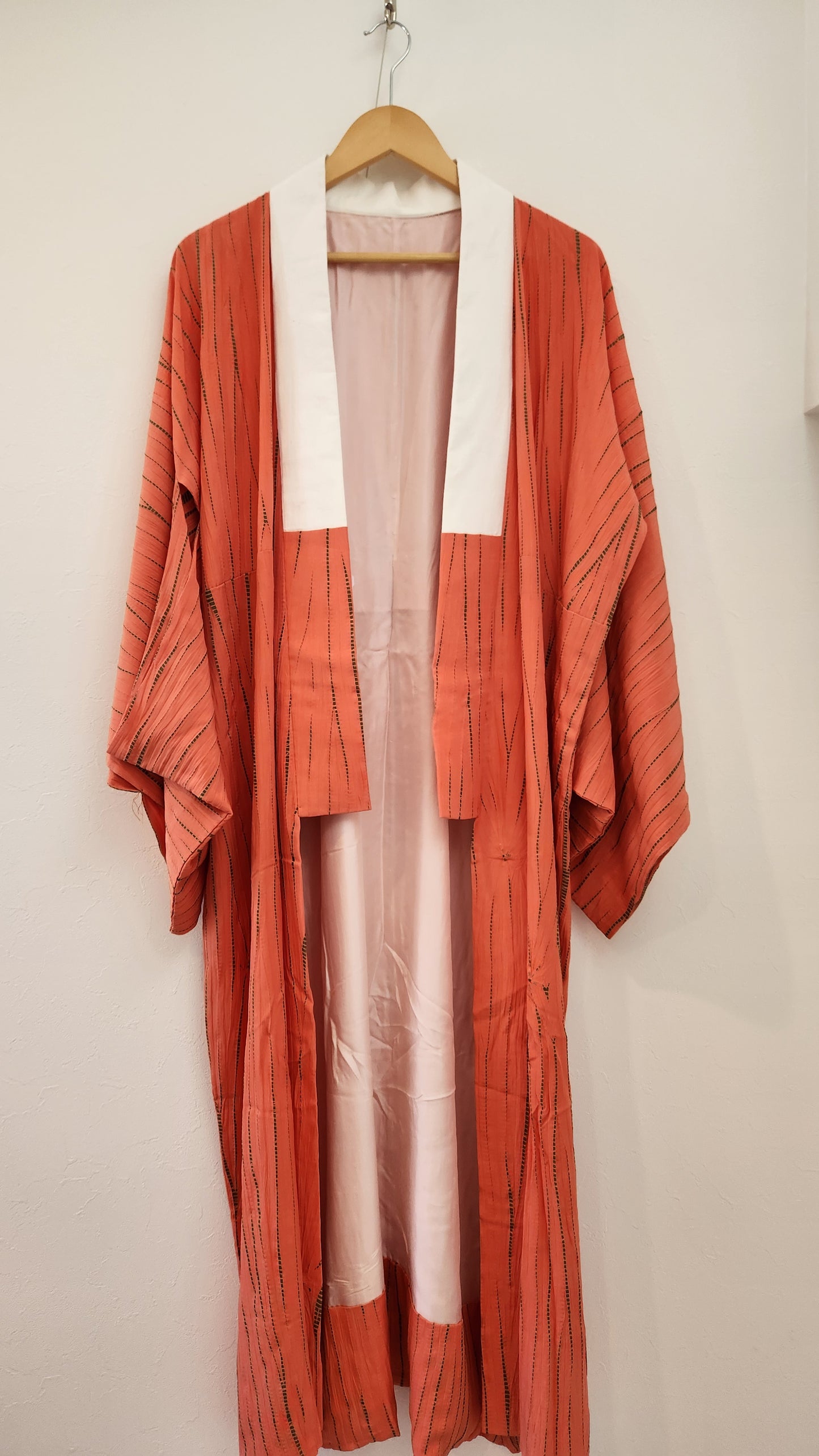 Винтидж нагаджубан в коралово-оранжево с текстуриран мотив