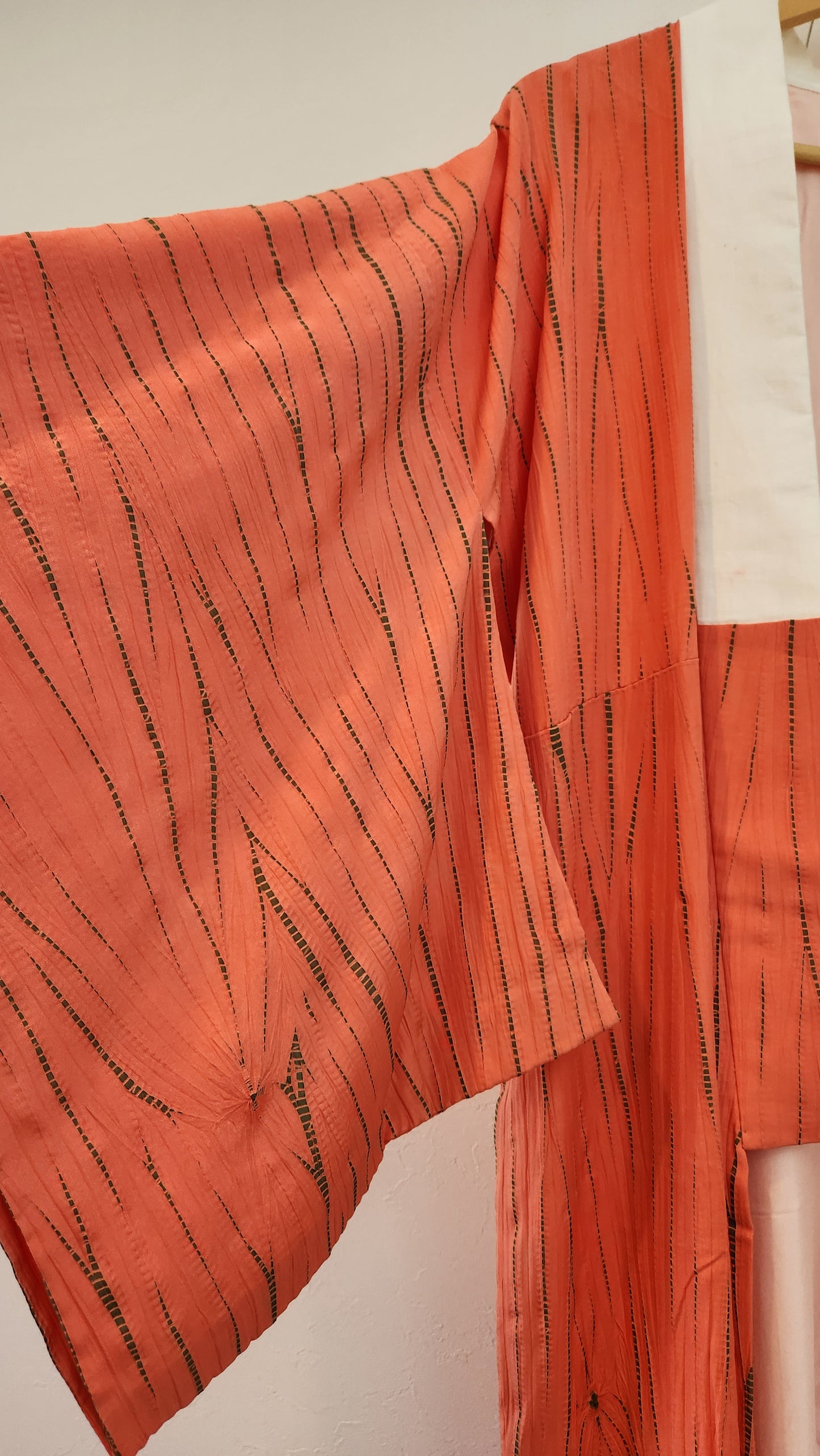 Винтидж нагаджубан в коралово-оранжево с текстуриран мотив