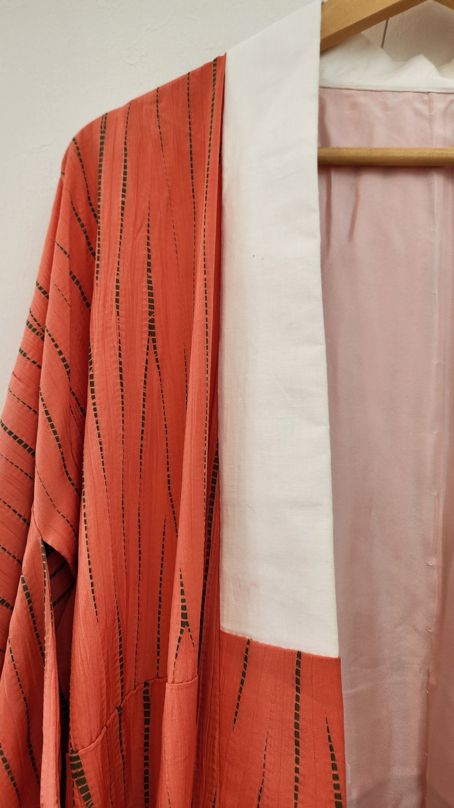 Винтидж нагаджубан в коралово-оранжево с текстуриран мотив