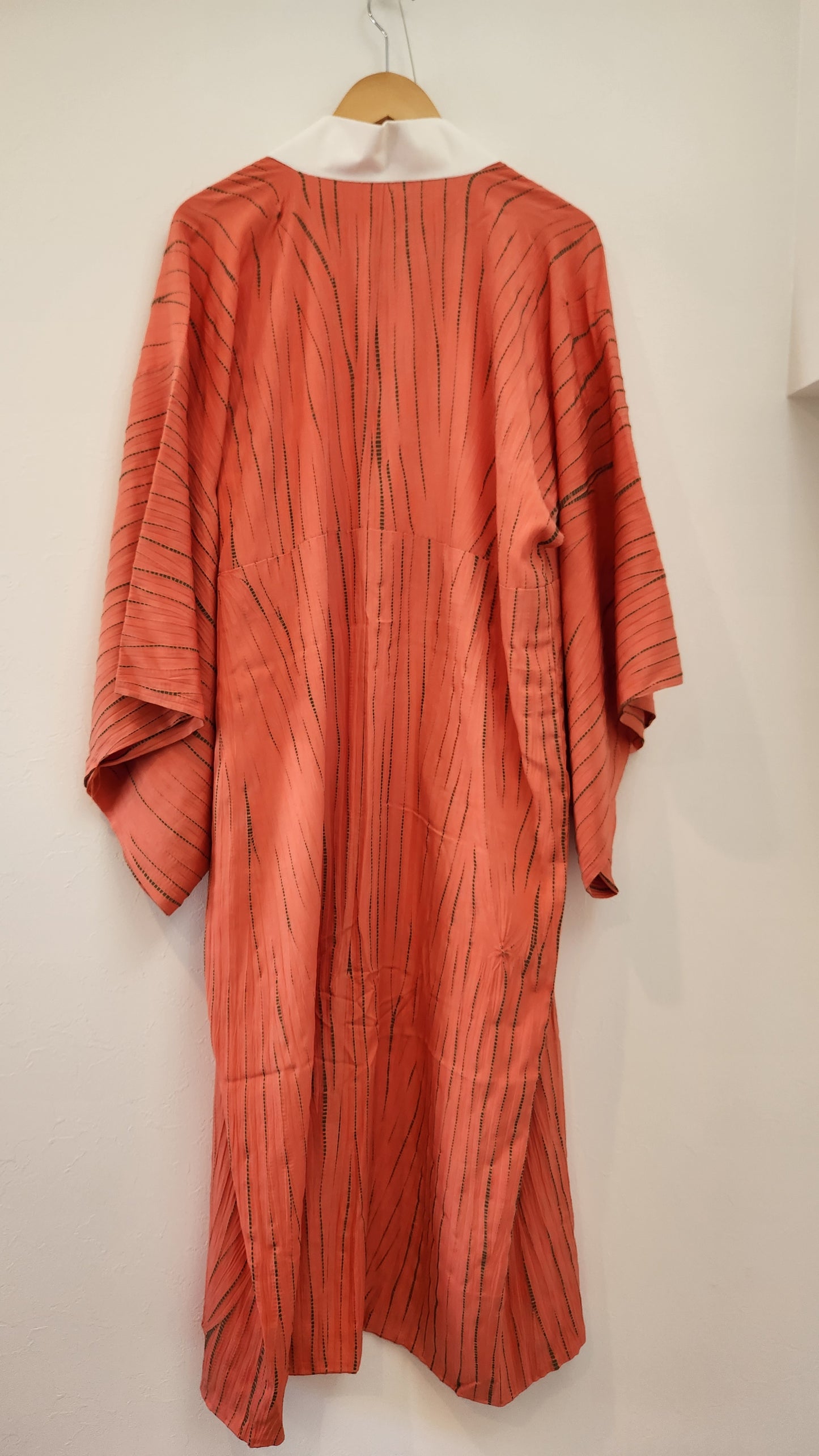 Винтидж нагаджубан в коралово-оранжево с текстуриран мотив