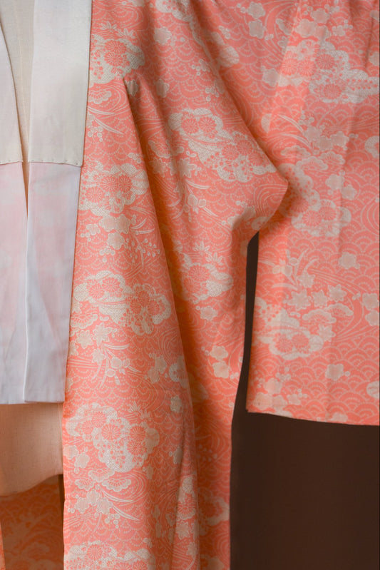 Винтидж нагаджубан в прасковен цвят с вълнообразен мотив "сейгайха"