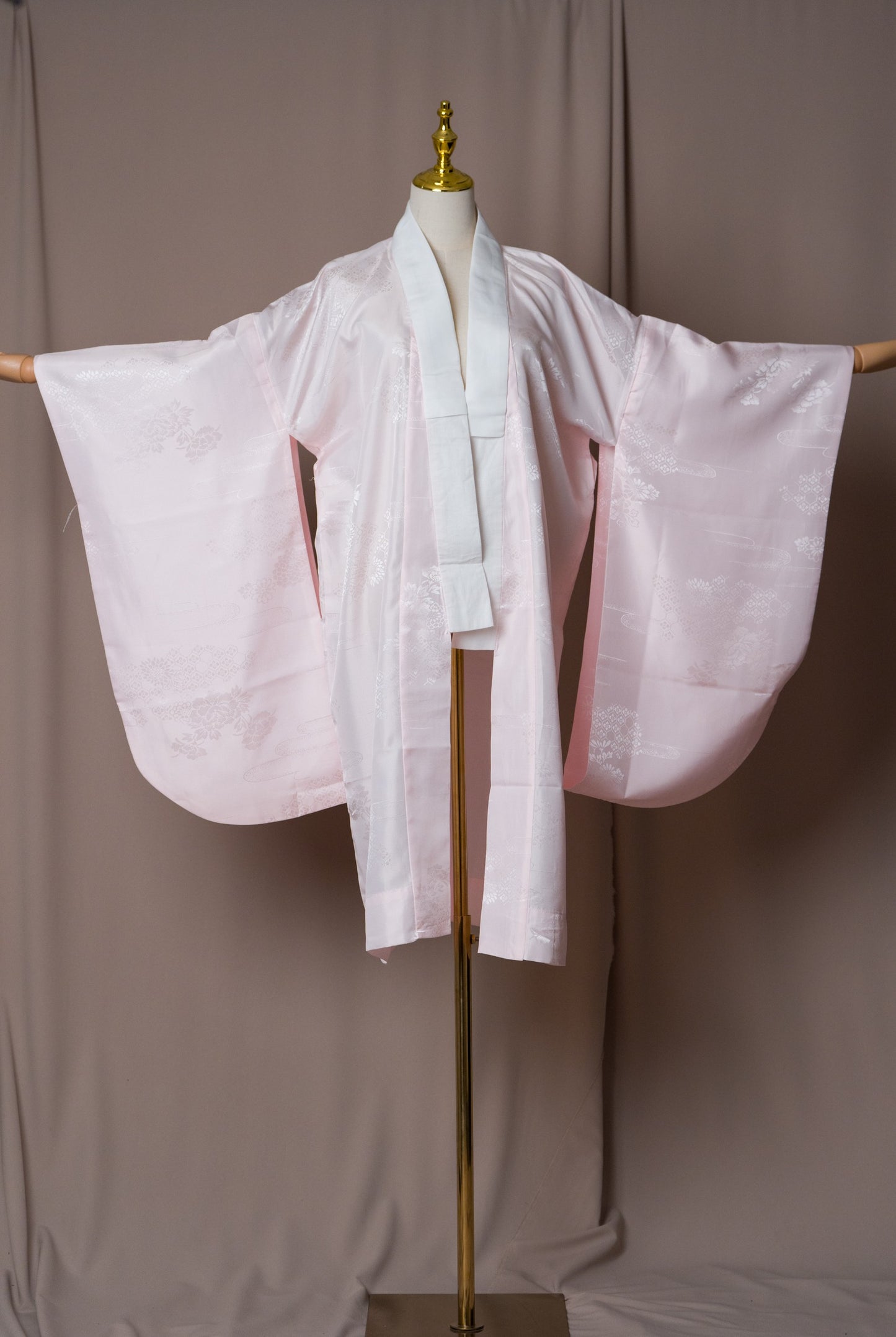 Винтидж Нагаджубан в нежно розово с фини флорални мотиви