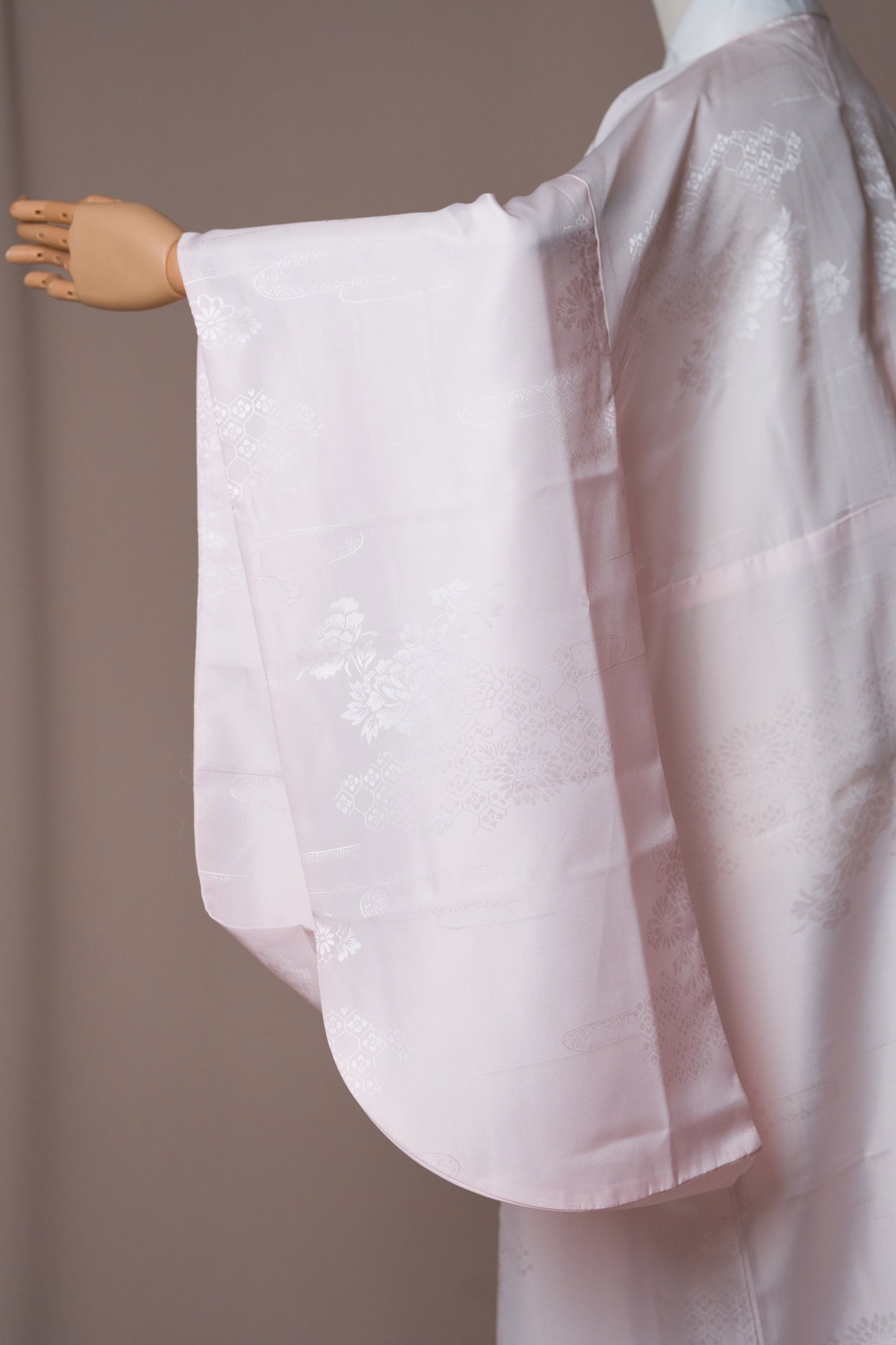 Винтидж Нагаджубан в нежно розово с фини флорални мотиви