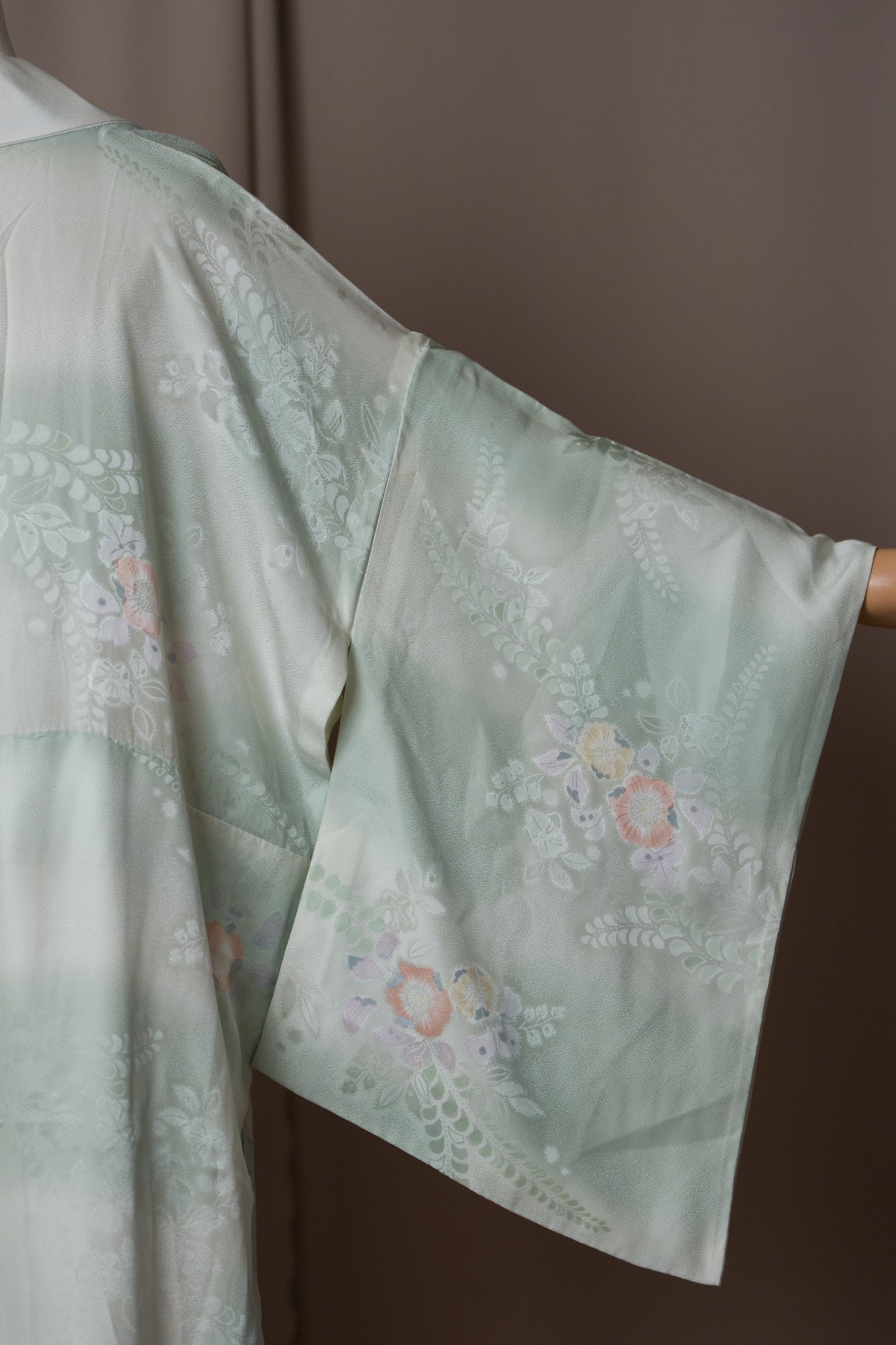 Винтидж нагаджубан в ментов цвят с флорален мотив