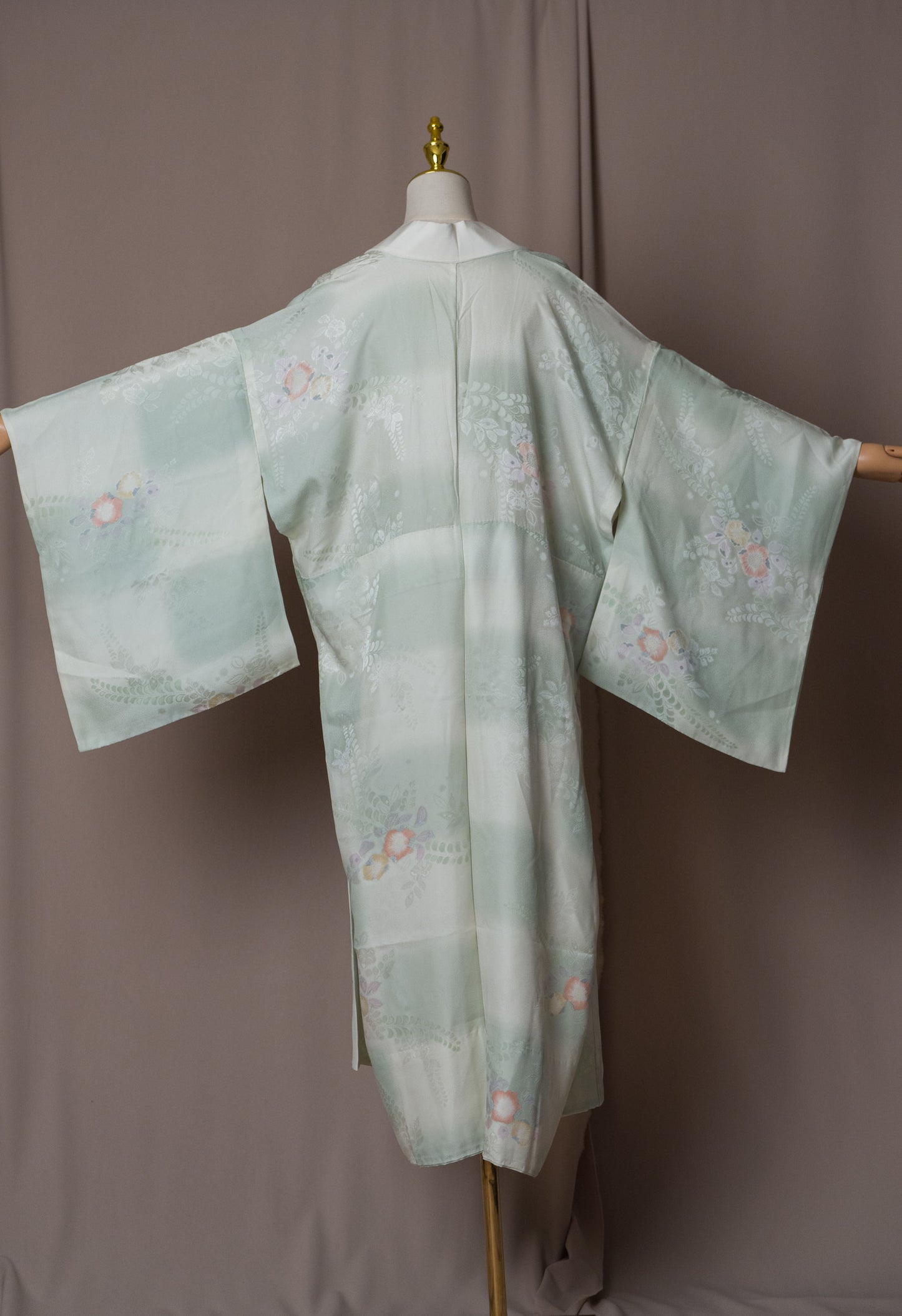 Винтидж нагаджубан в ментов цвят с флорален мотив