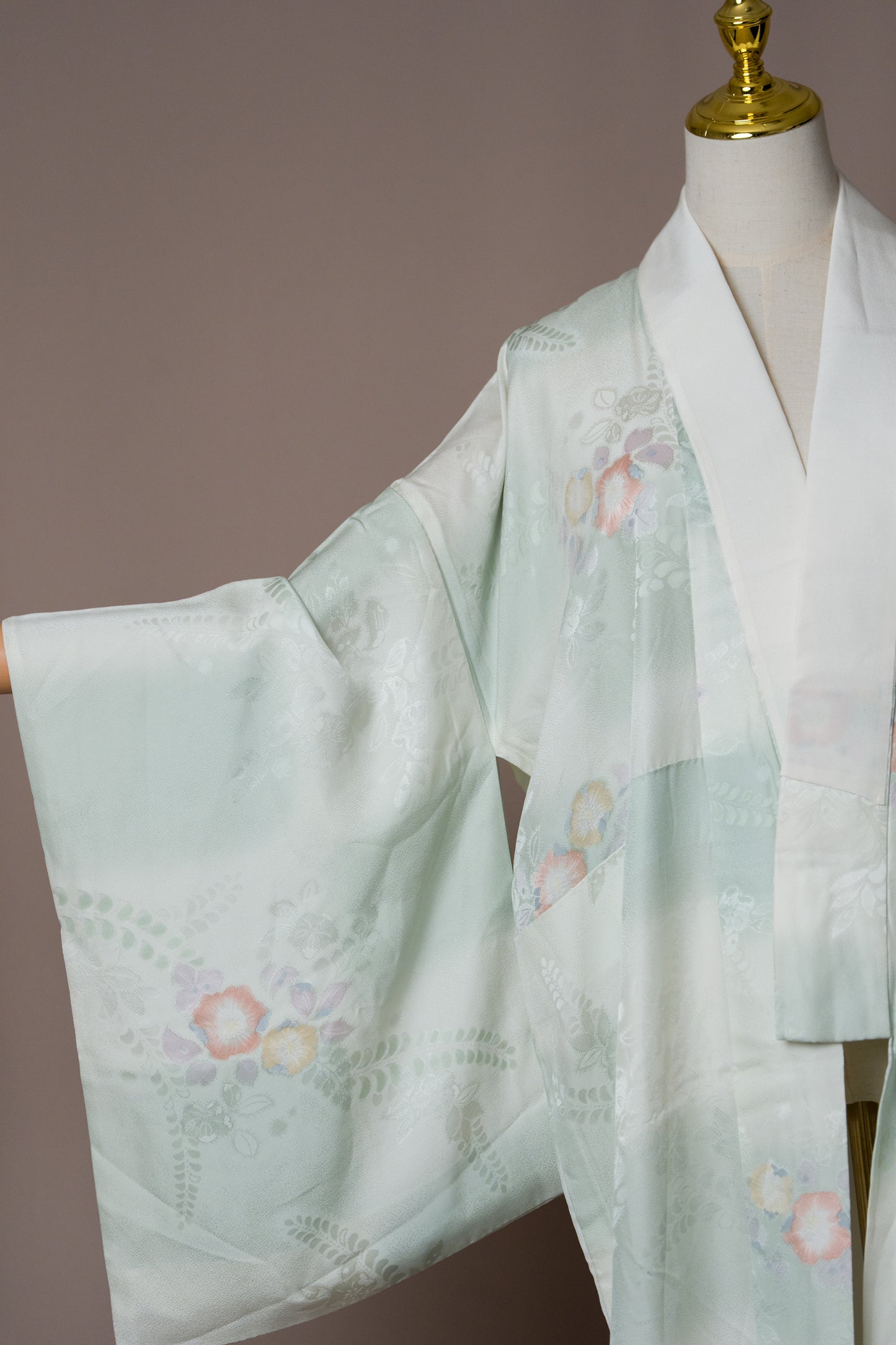 Винтидж нагаджубан в ментов цвят с флорален мотив