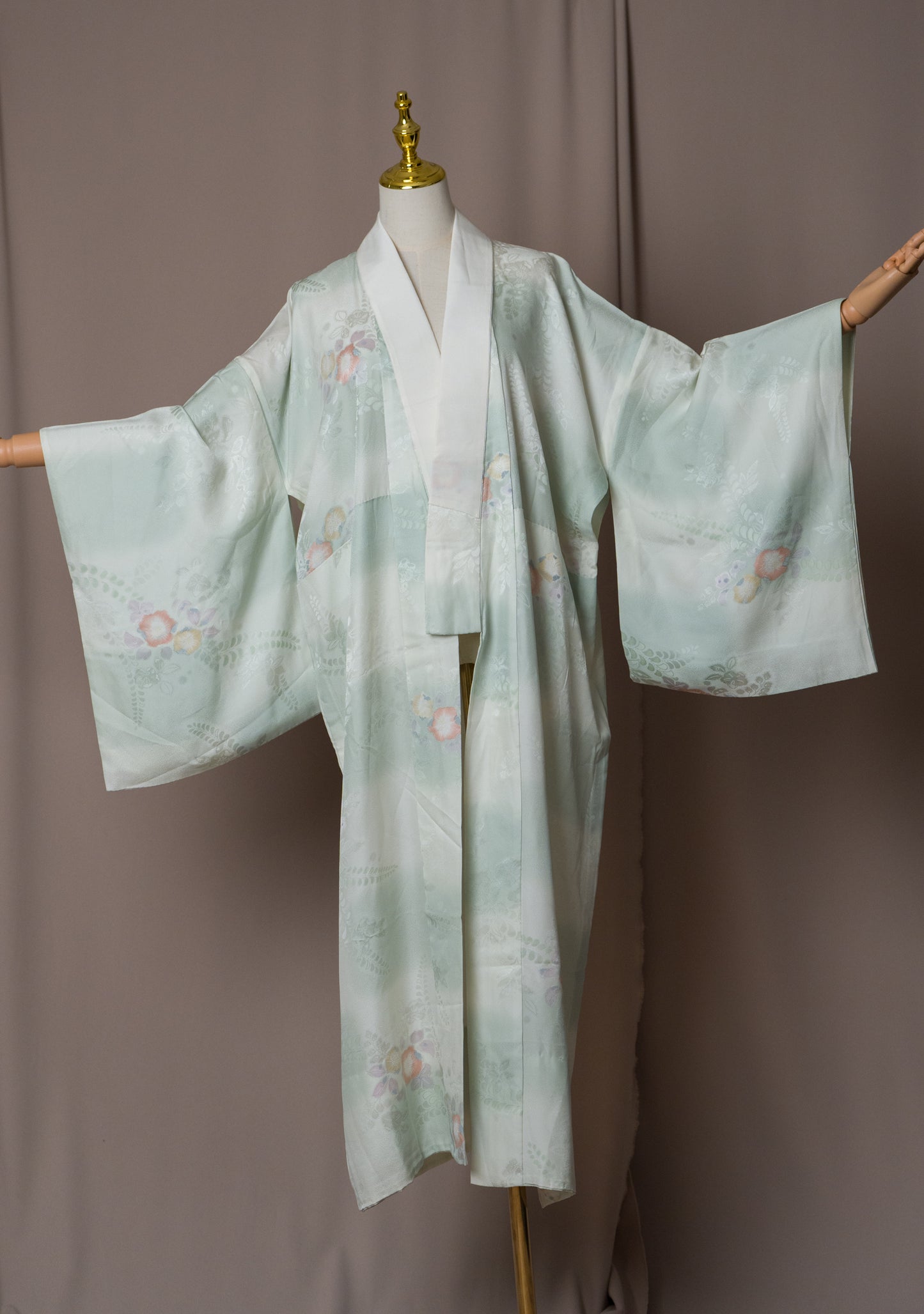 Винтидж нагаджубан в ментов цвят с флорален мотив