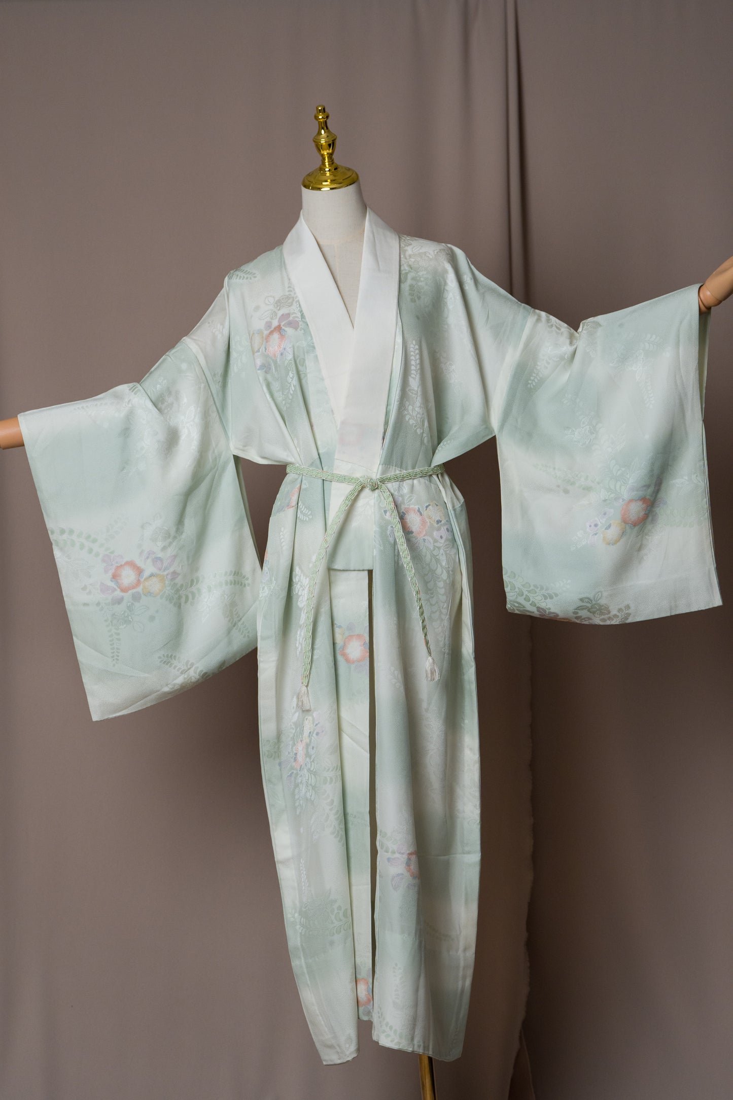 Винтидж нагаджубан в ментов цвят с флорален мотив