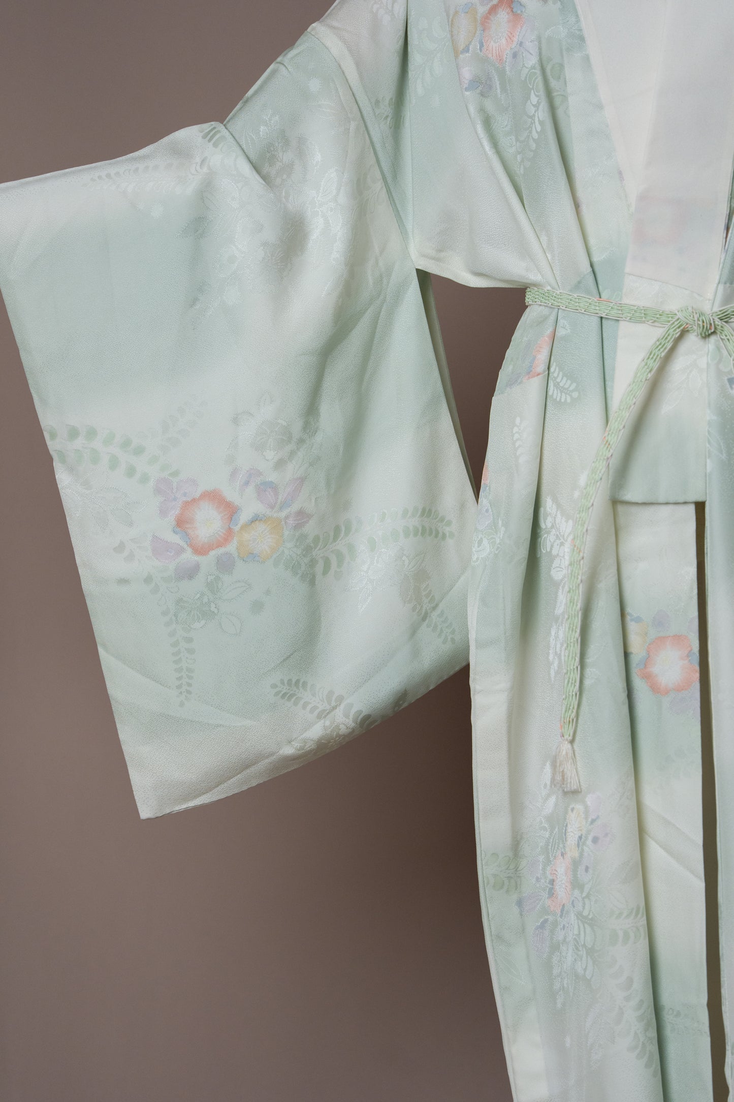 Винтидж нагаджубан в ментов цвят с флорален мотив