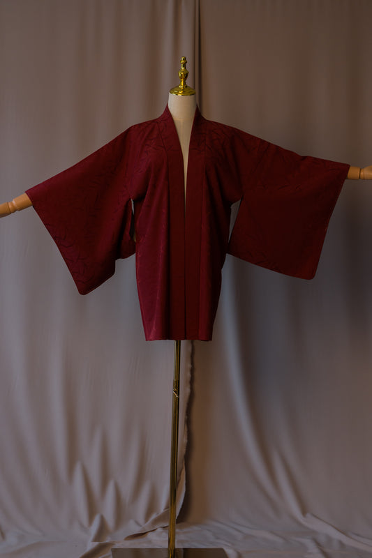 Винтидж тъмно червено хаори с фин мотив на листа