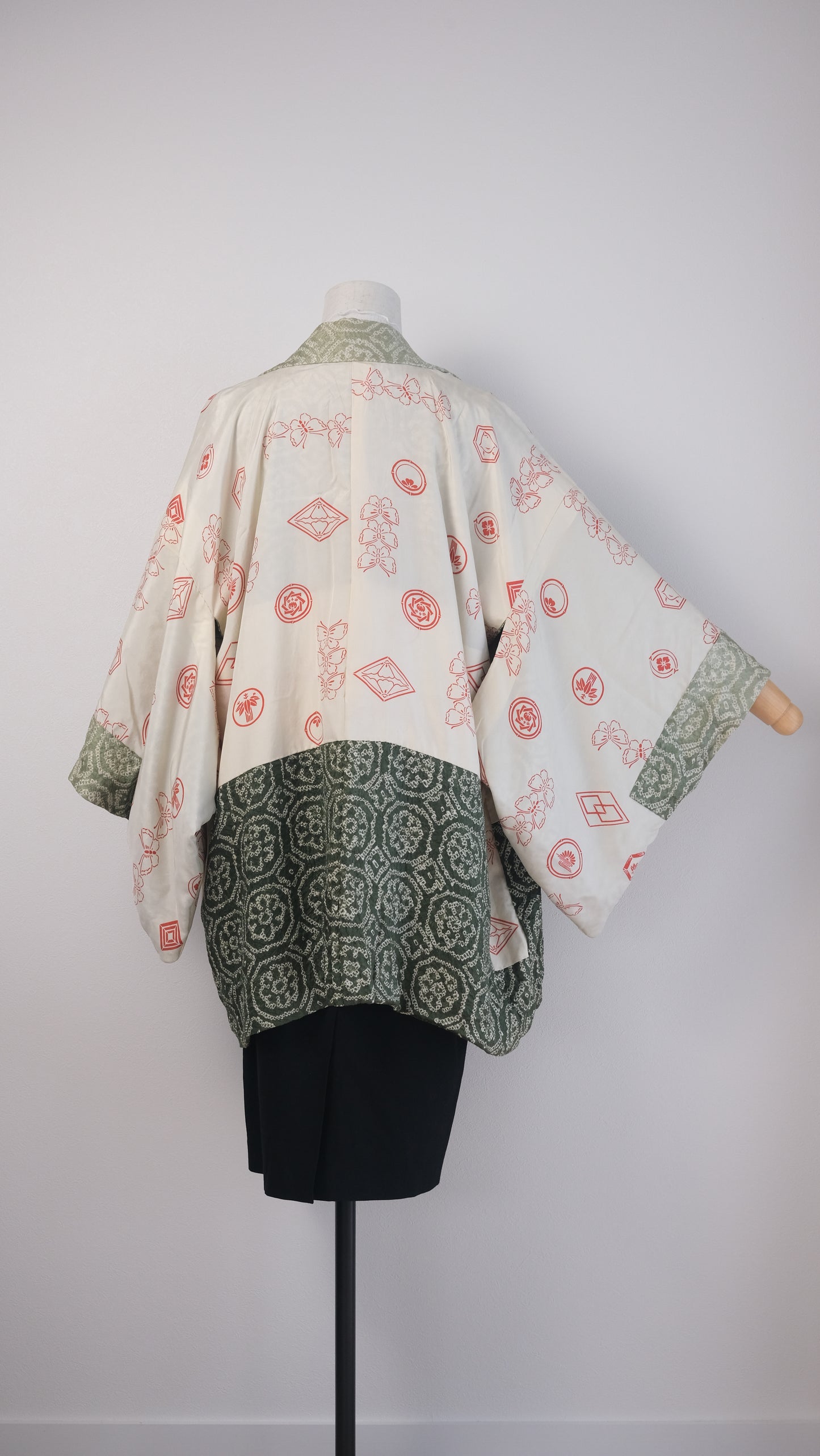 Green Gradation Haori with Shibori-Inspired Motif