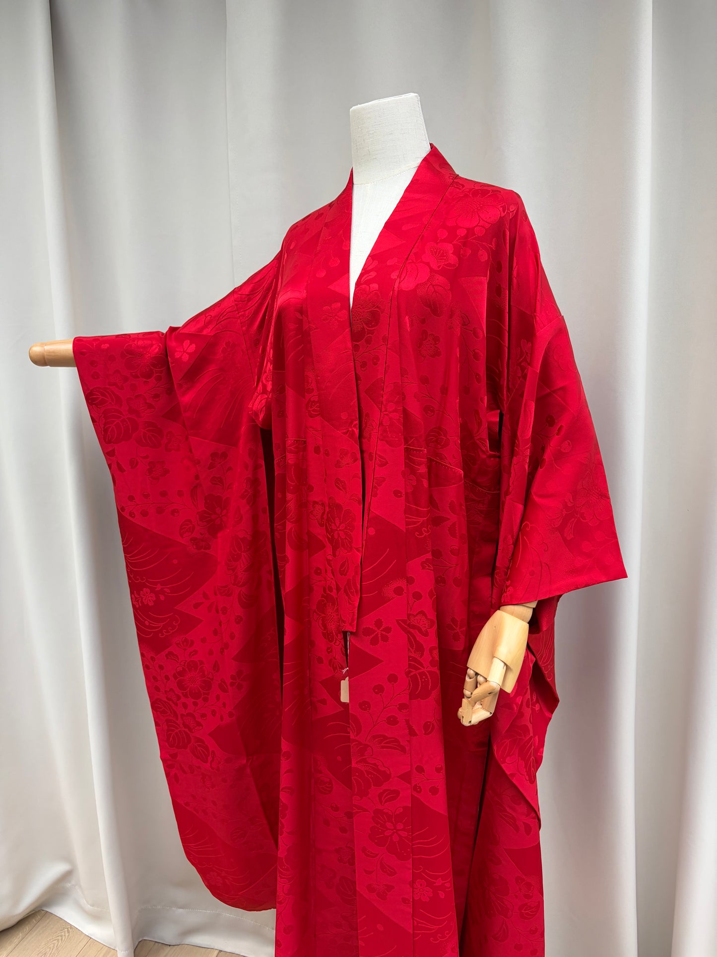 Red nagajuban collar and neckline detail