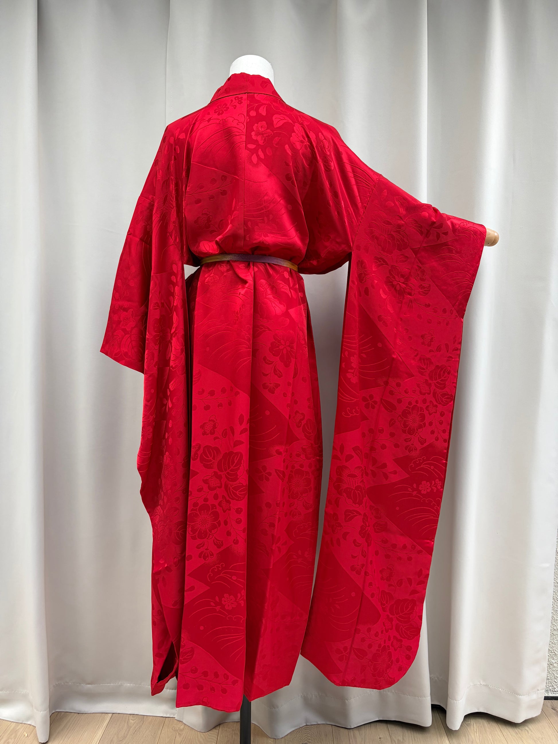 Red nagajuban hem and lining detail
