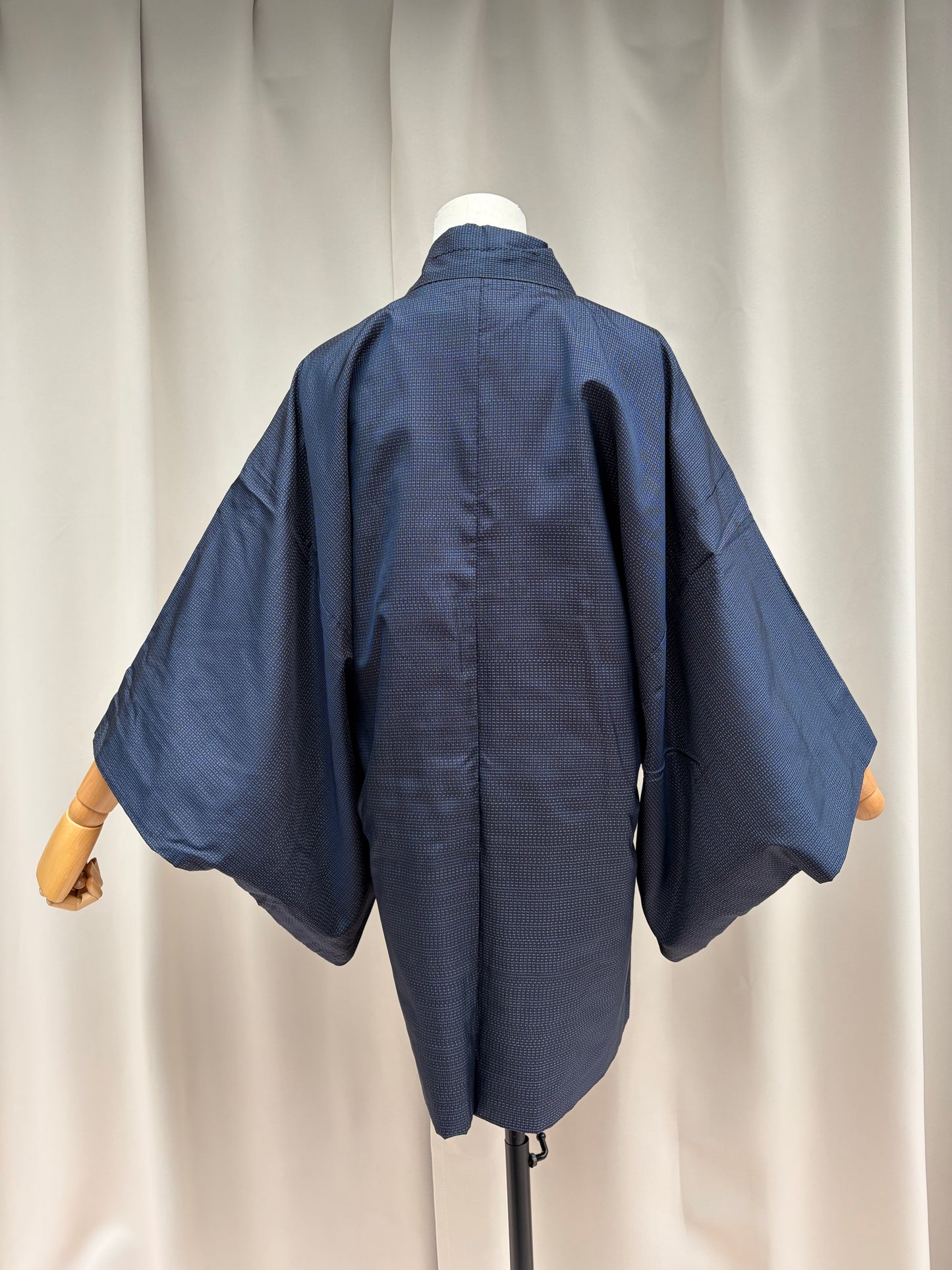 Collar and neckline of the navy silk men's haori