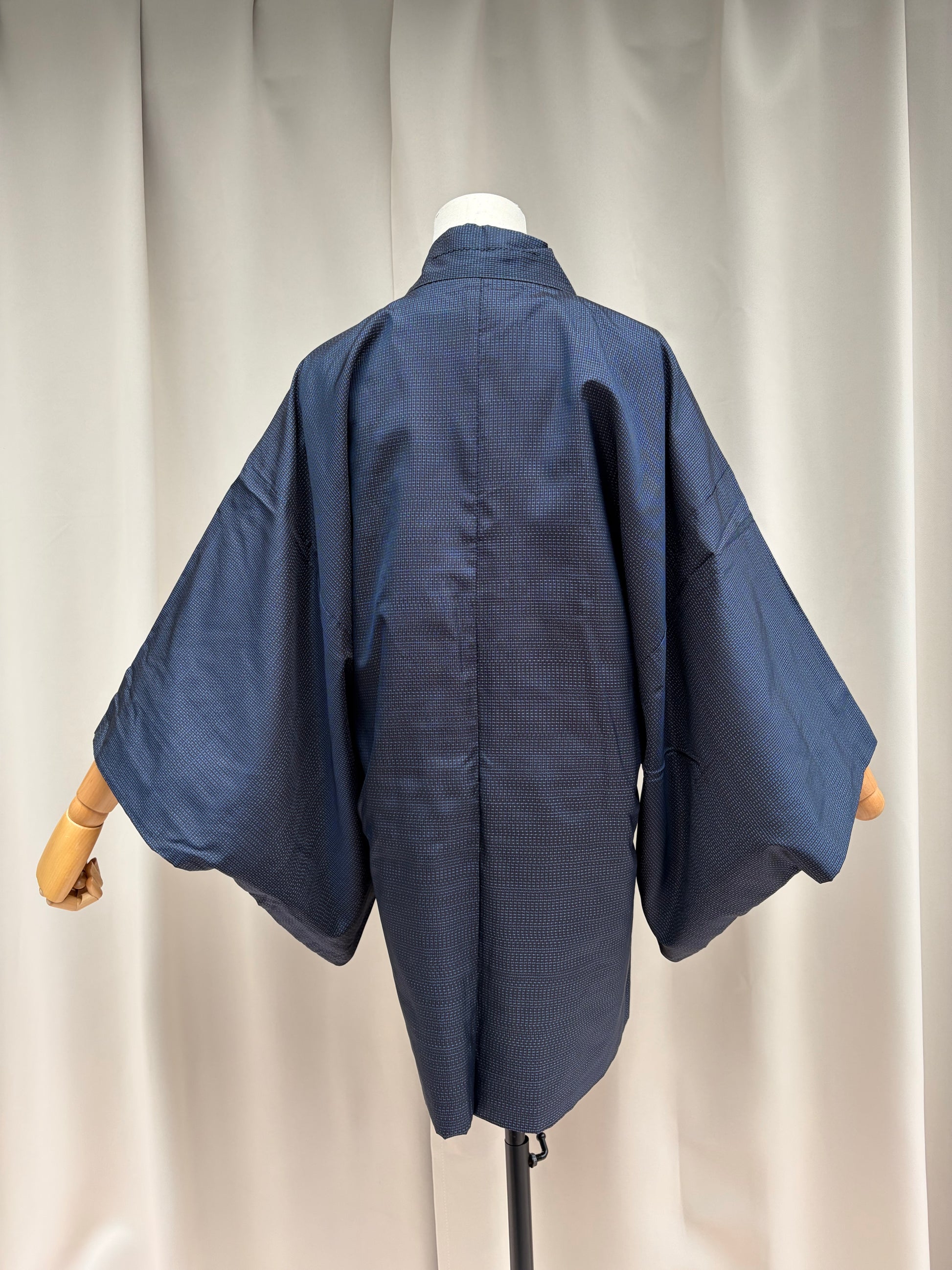 Collar and neckline of the navy silk men's haori