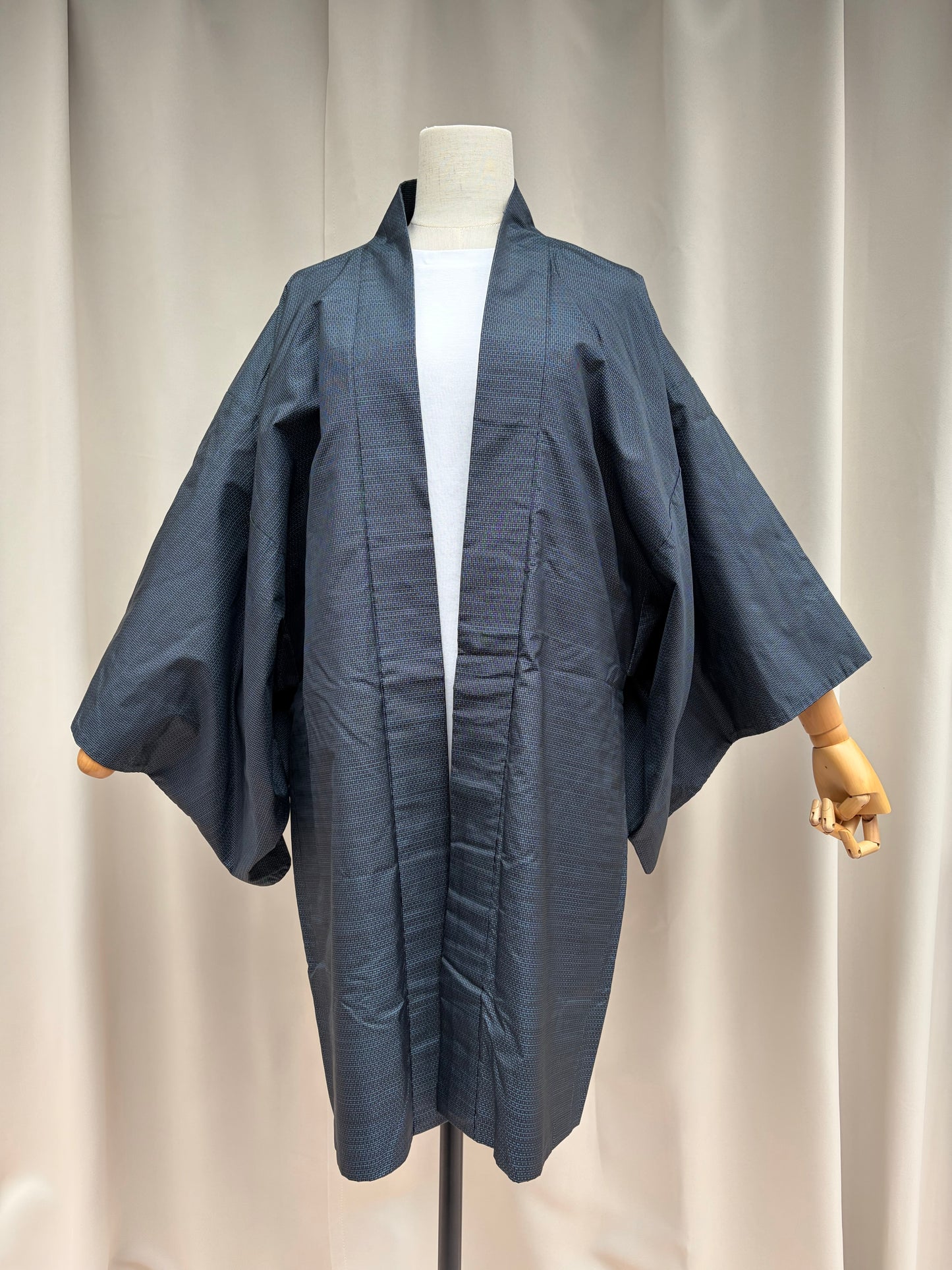 Collar and neckline of the navy silk men's haori
