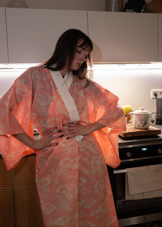 Винтидж нагаджубан в прасковен цвят с вълнообразен мотив "сейгайха"