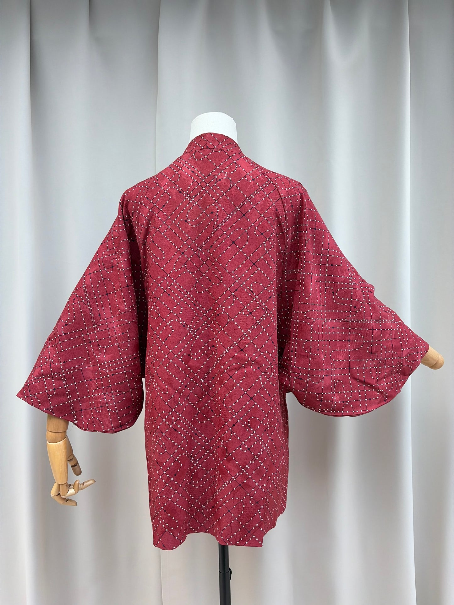 Back of the wine red dotted douchugi