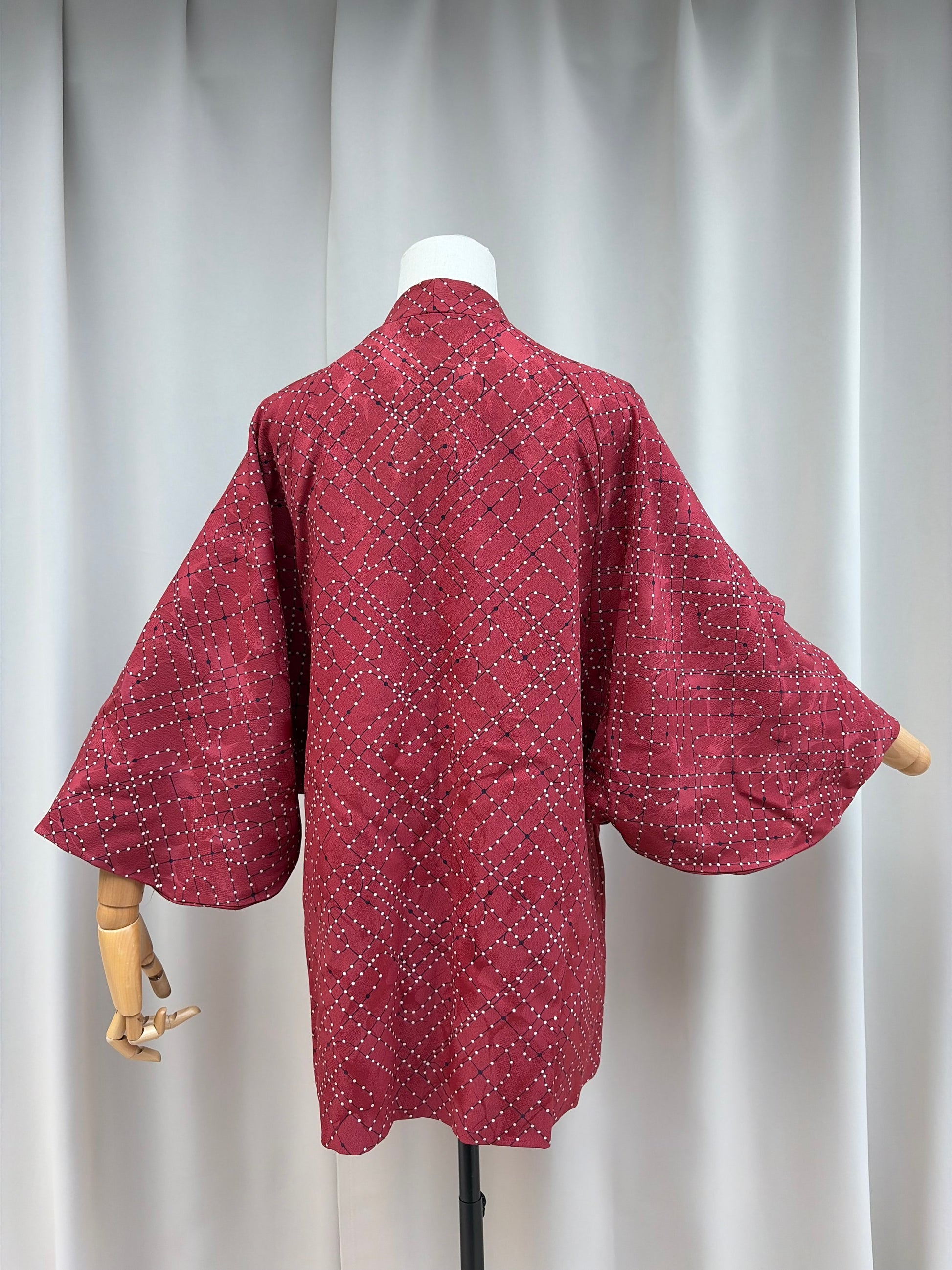 Back of the wine red dotted douchugi