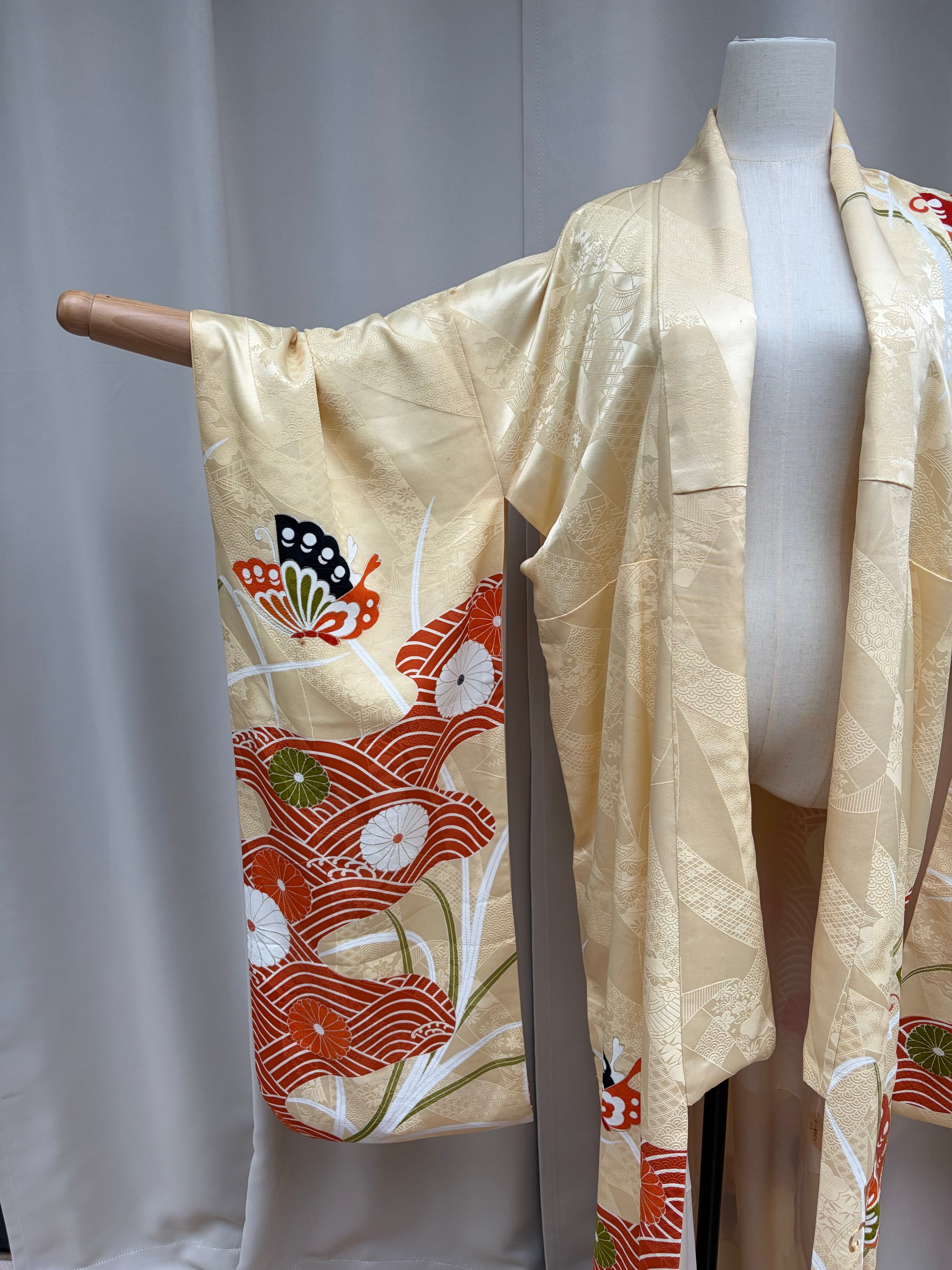Chrysanthemum and flowing-water motifs on the cream silk furisode
