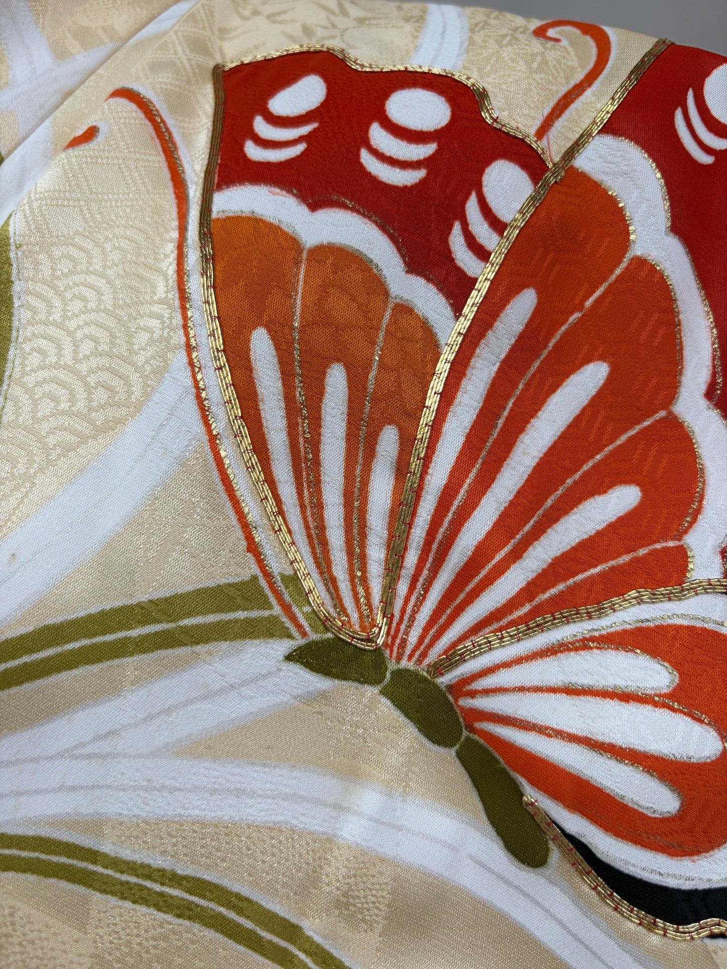 Collar and shoulder of the cream silk furisode