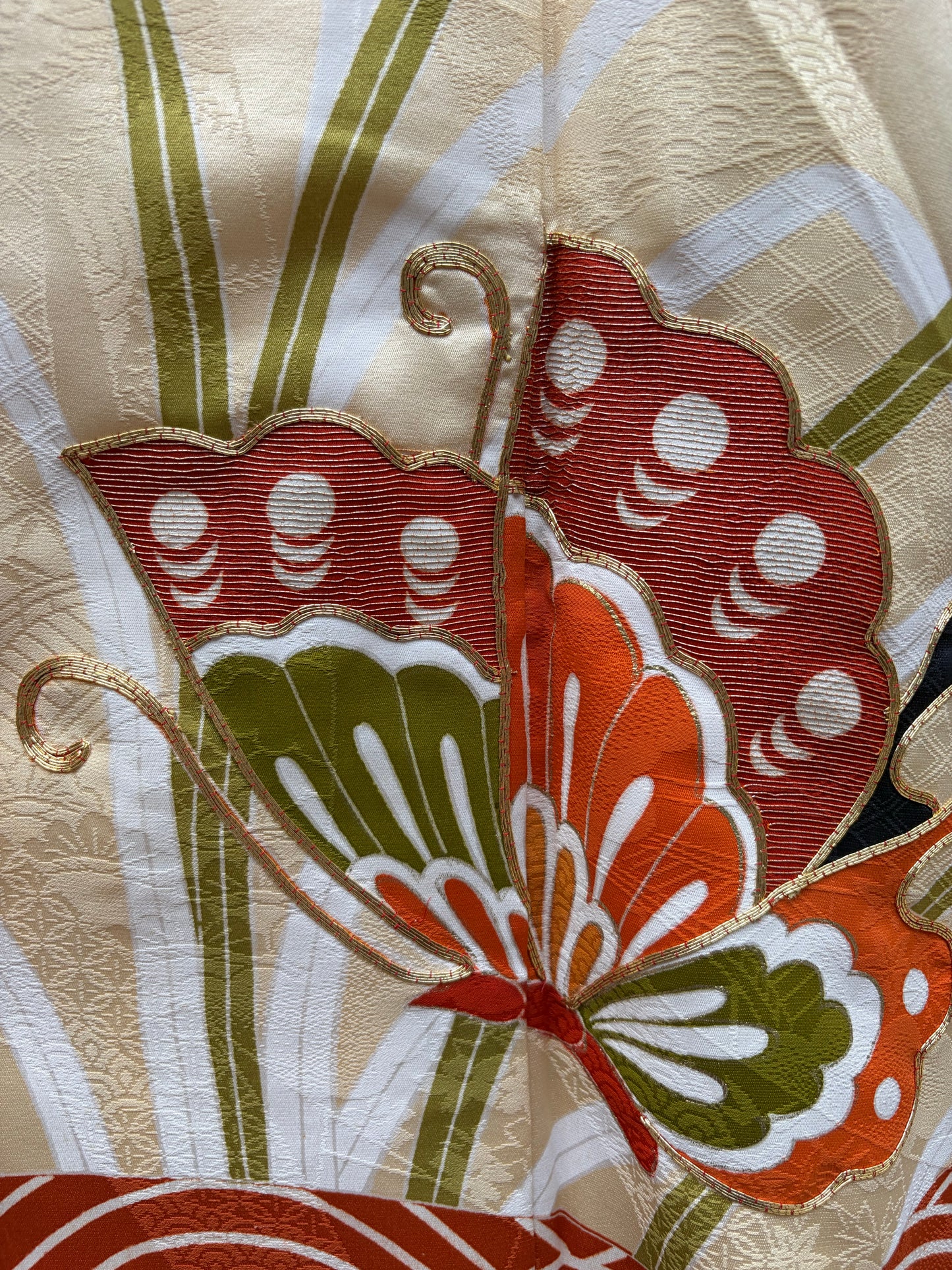 Chrysanthemum and flowing-water motifs on the cream silk furisode