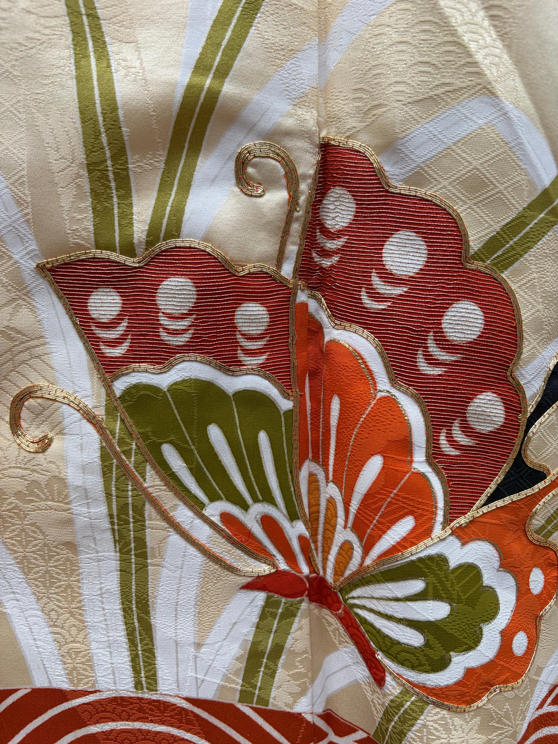 Chrysanthemum and flowing-water motifs on the cream silk furisode