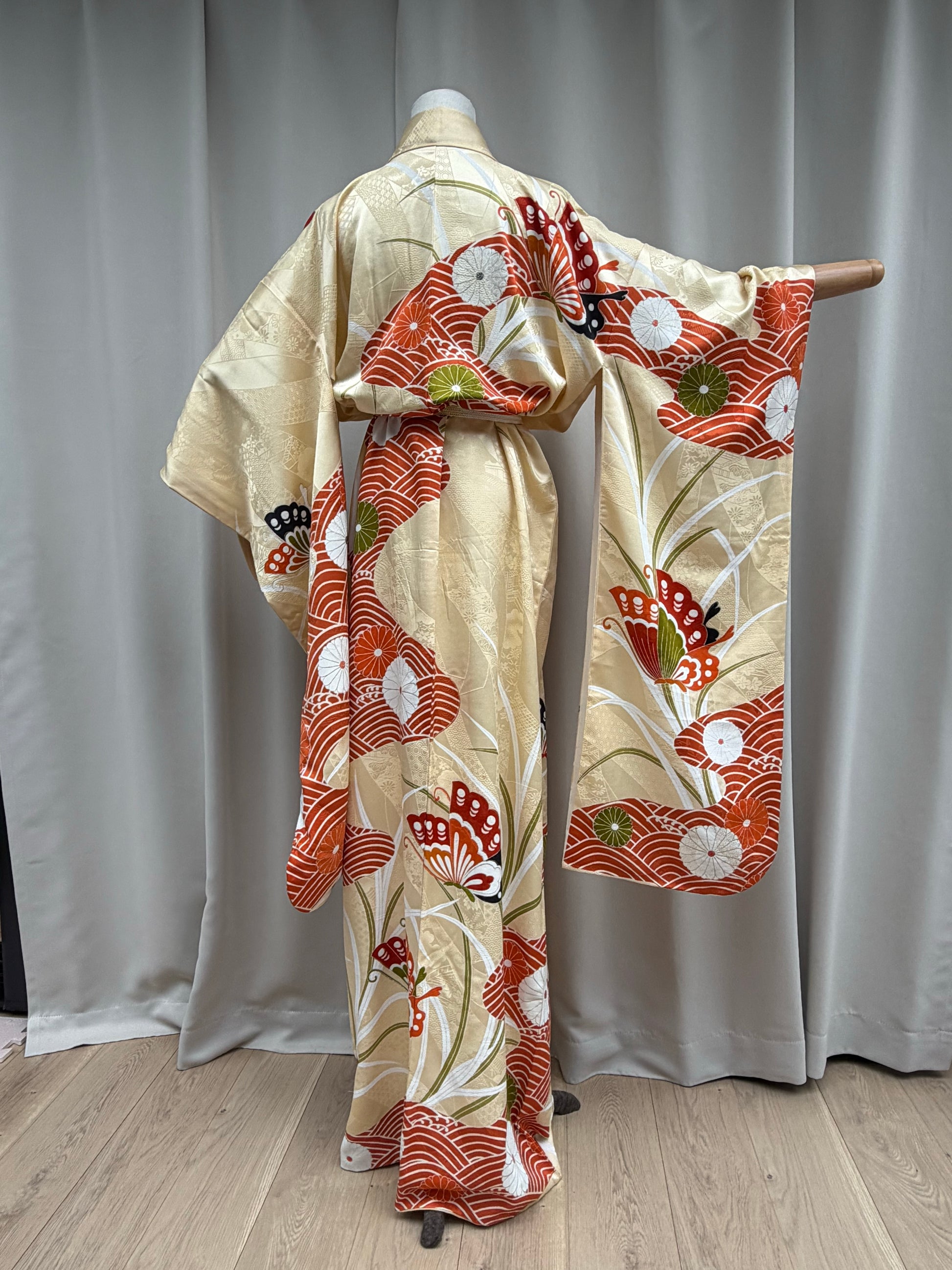 White silk lining with cream yellow hem of the furisode