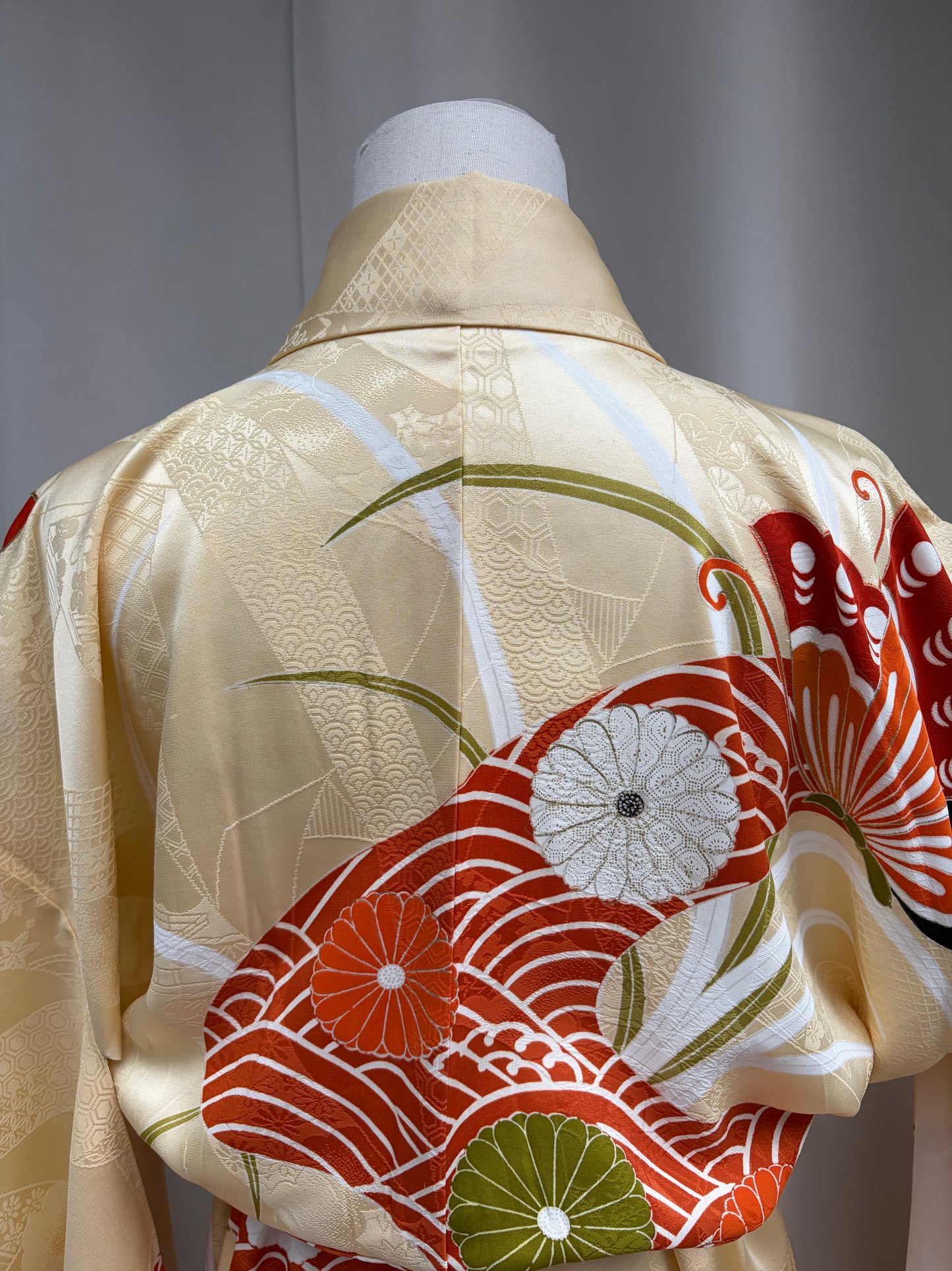 Collar and shoulder of the cream silk furisode