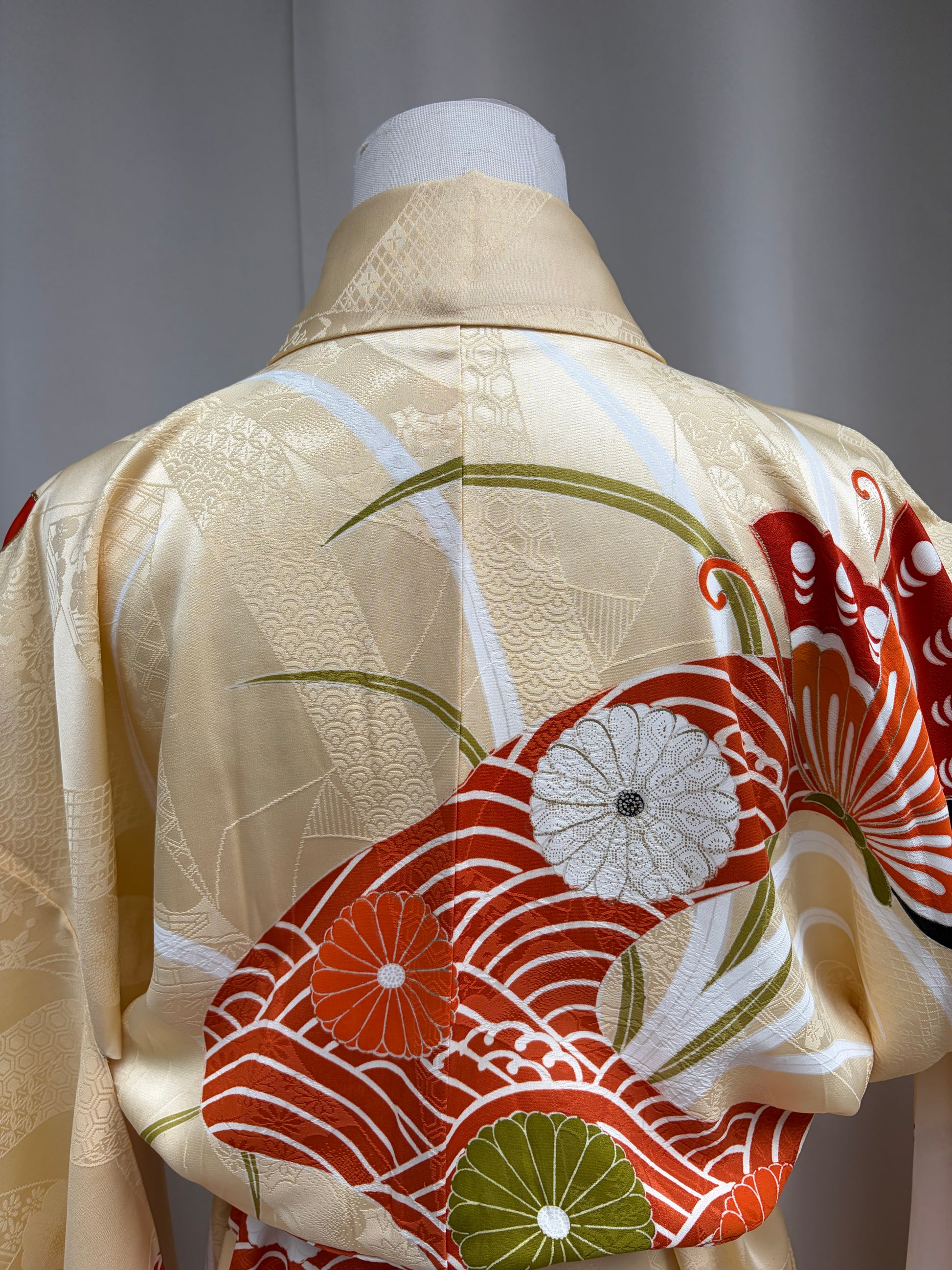 Collar and shoulder of the cream silk furisode