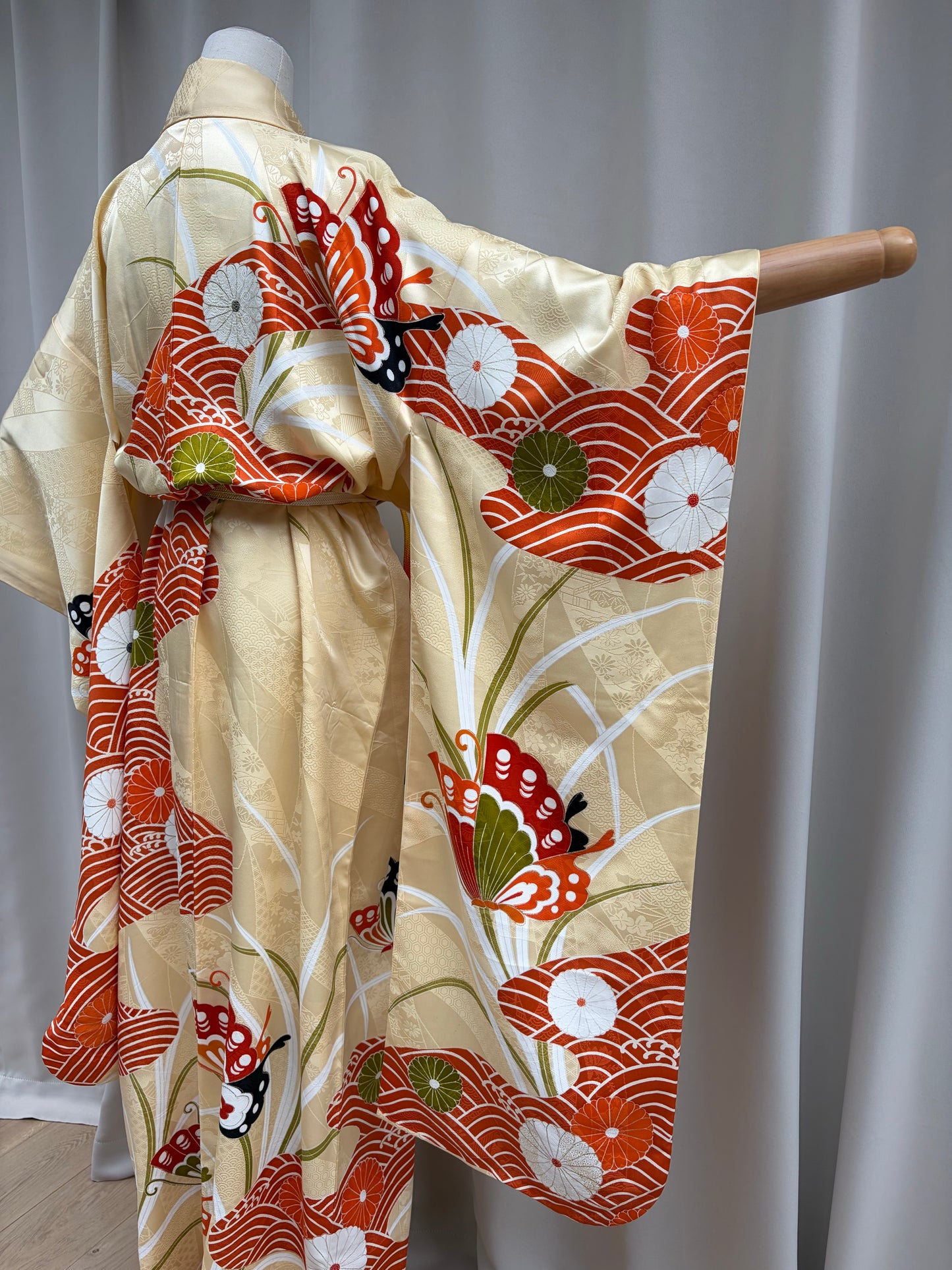 Woven ground pattern of the cream silk furisode